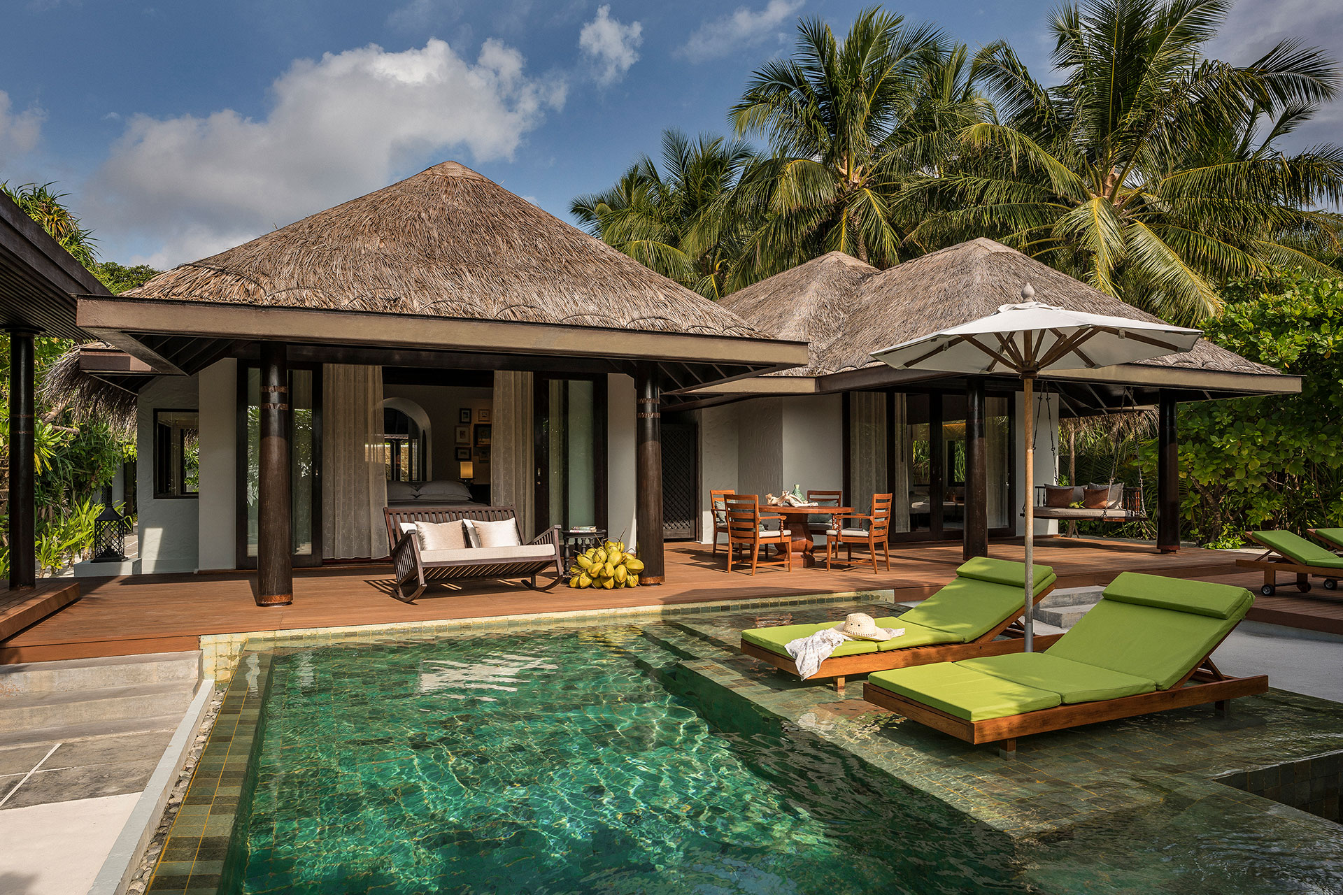 Aussenansicht einer Familienvilla mit Pool