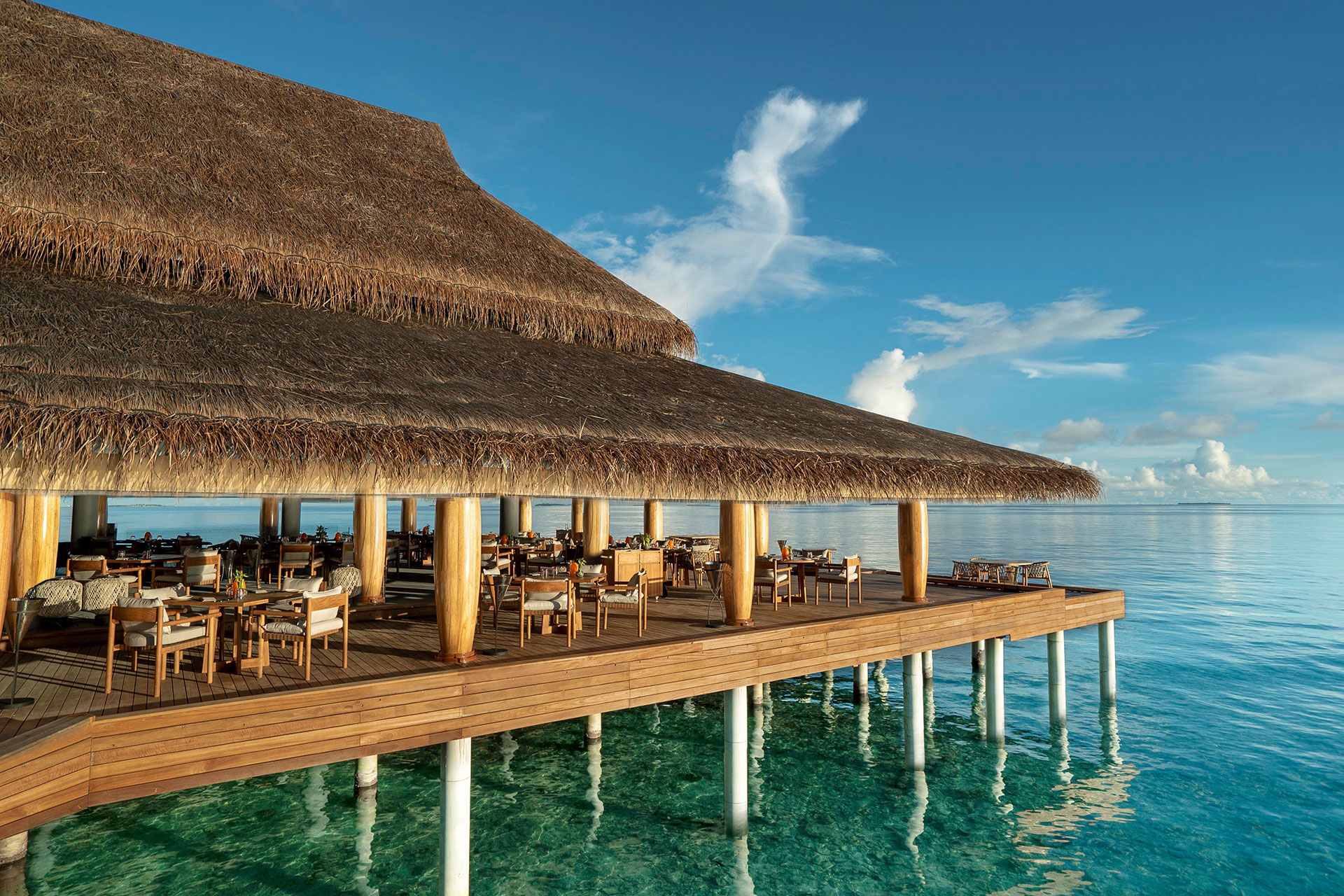 Luxuriöses Restaurant auf Stelzen im Ozean