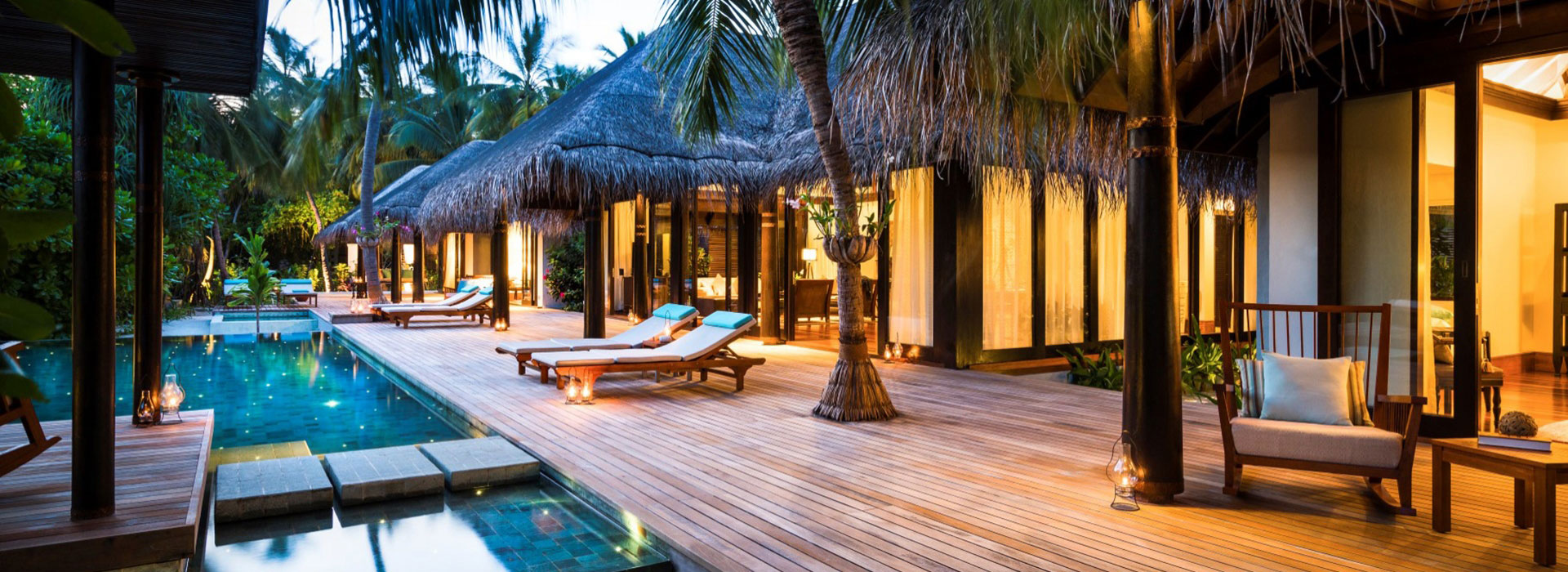 Außenterrasse einer Poolvilla im Anantara Kihava