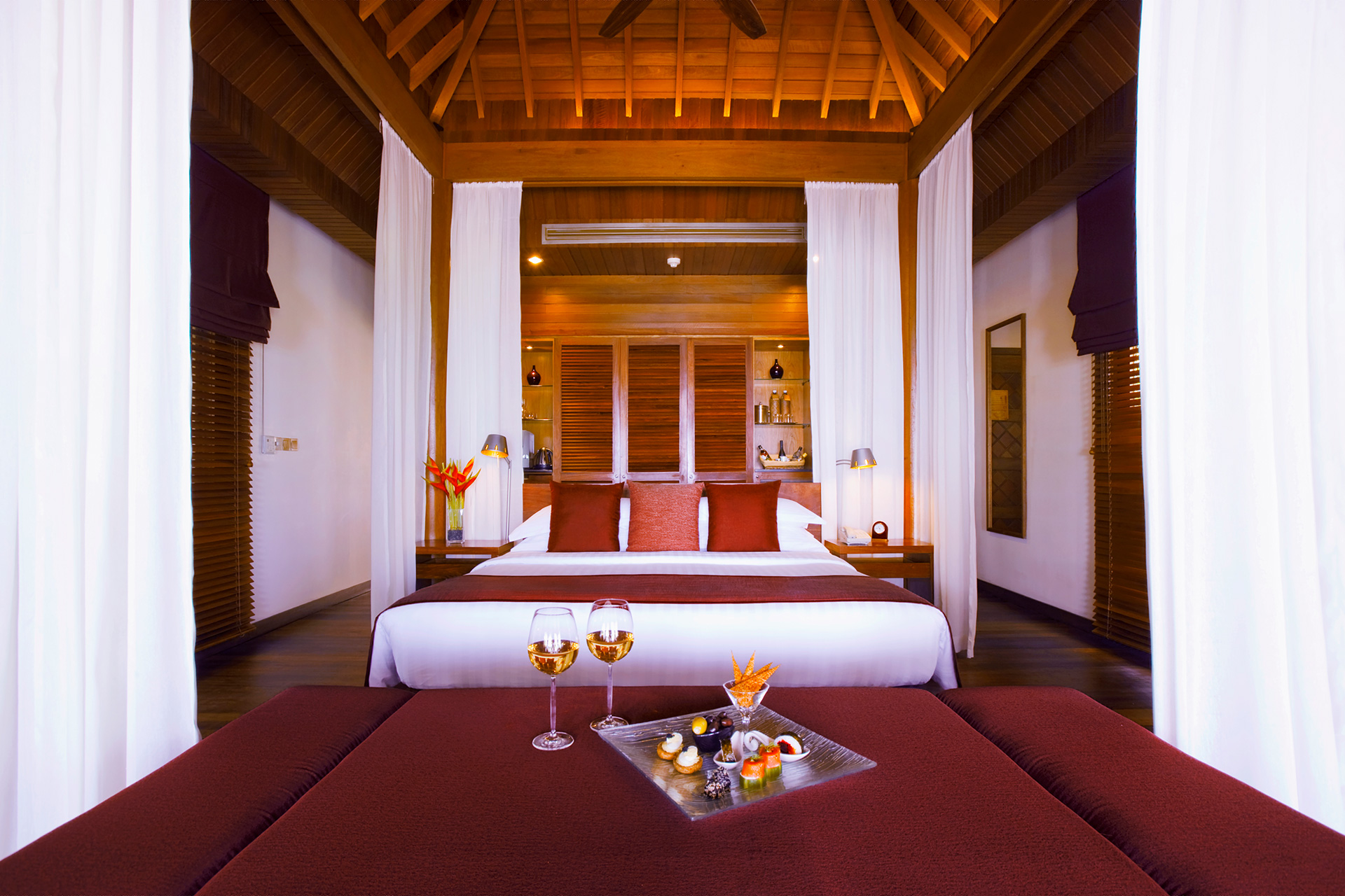 Schlafzimmer einer Strandvilla mit Doppelbett