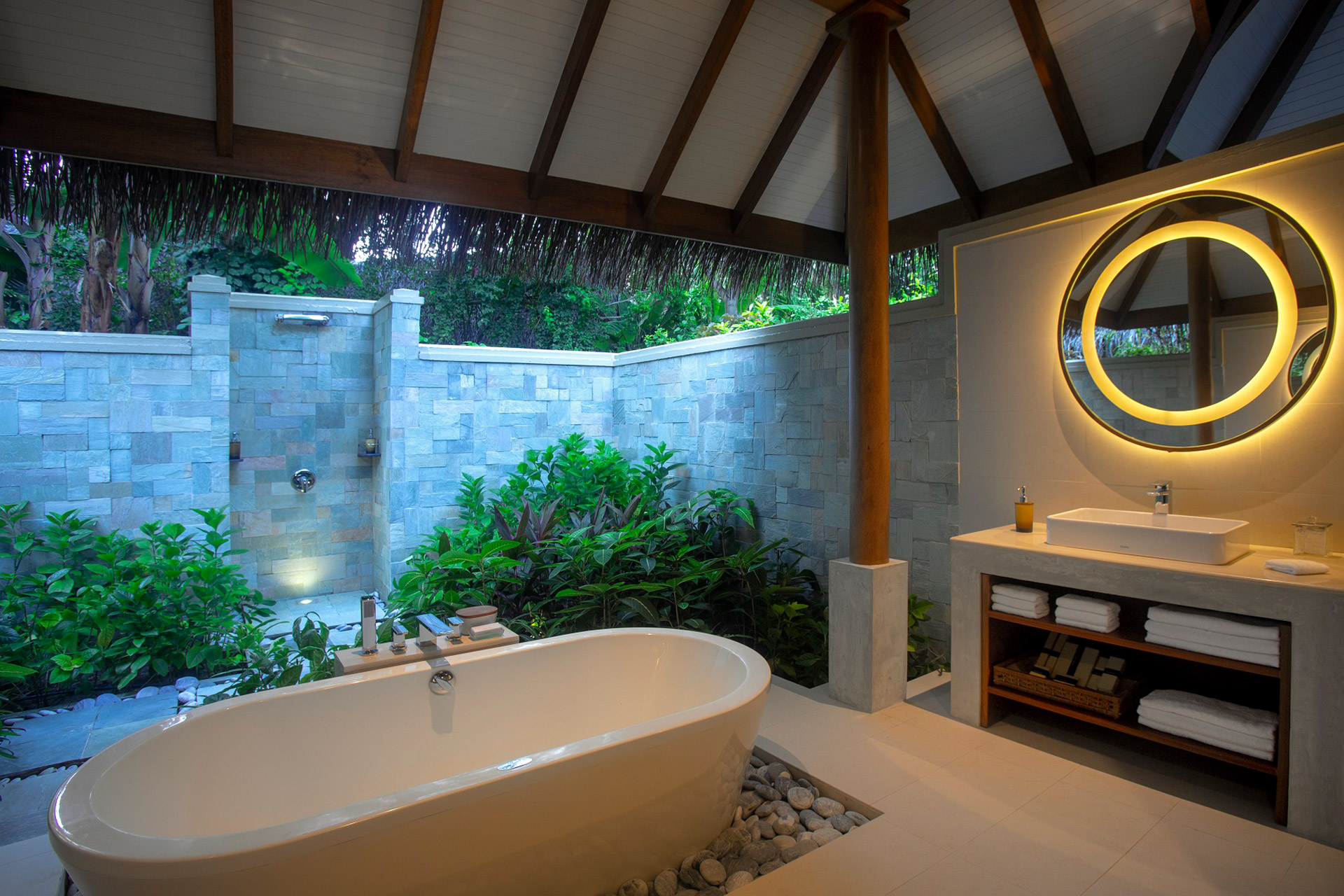 Badezimmer mit Freiluft-Regendusche