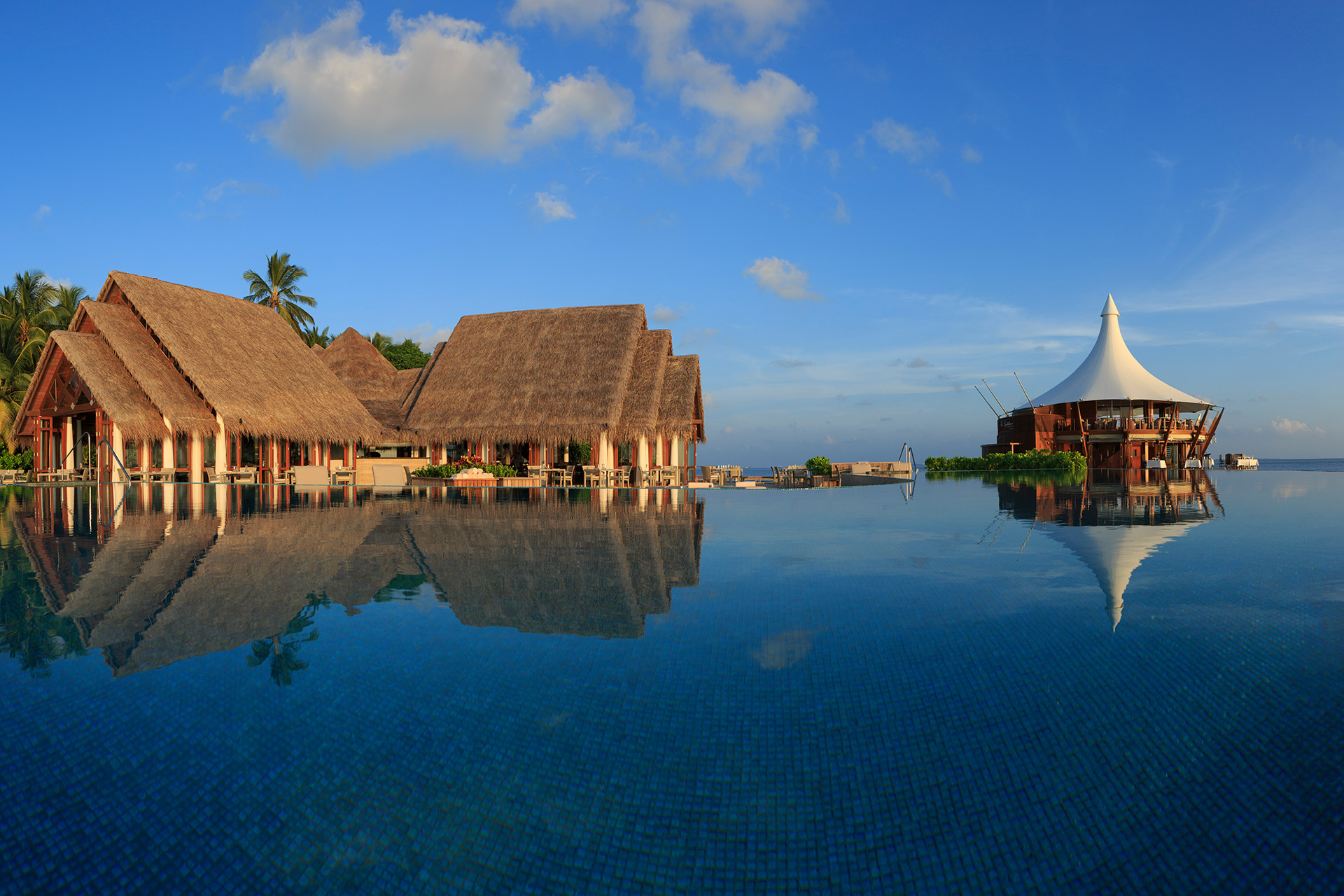 Großer Pool mit Restaurants im Hintergrund