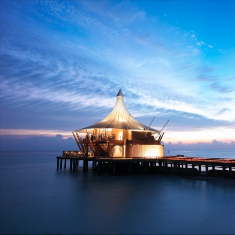 Edel beleuchtetes Restaurant über Meer