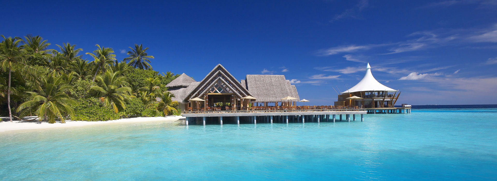 Blick auf maledivisches Resort vom Meer aus