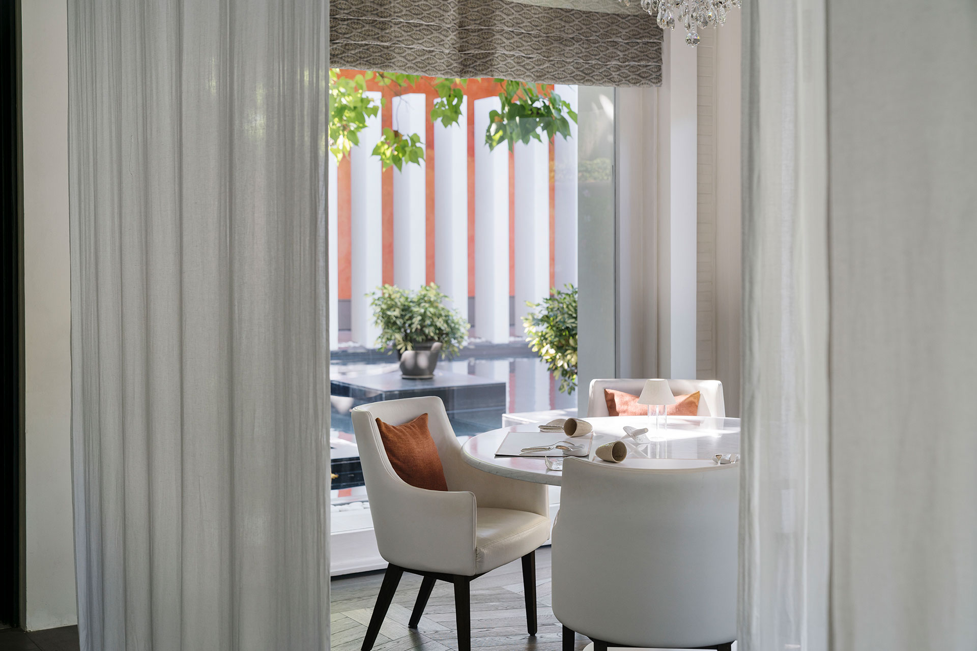 Detailansicht weisser Tisch mit Designerstuhl