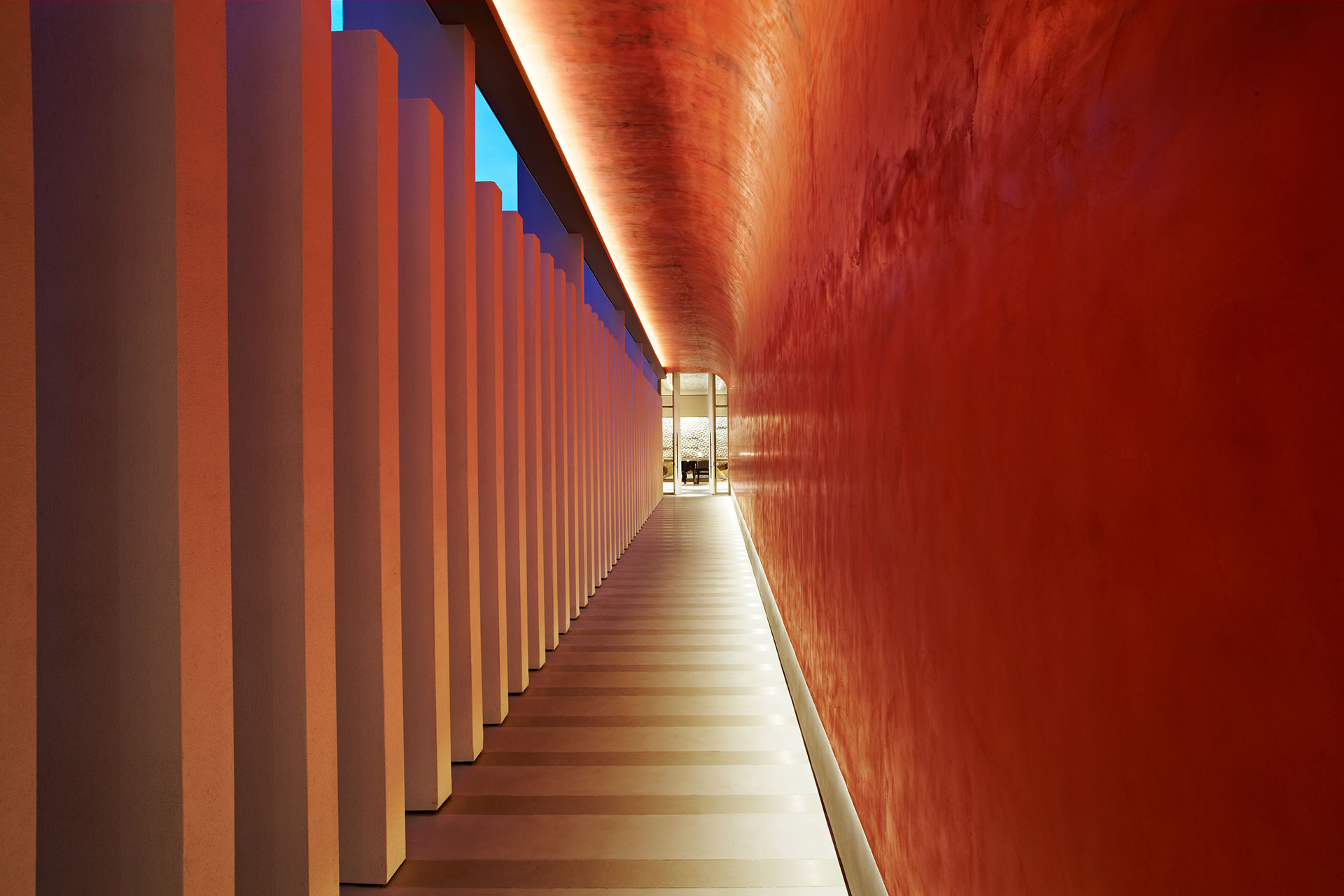 Puristischer Korridor mit gewölbter Decke