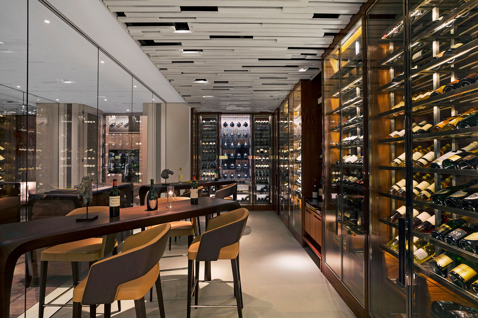 Raum mit Holztischen und vielen Weinschränken