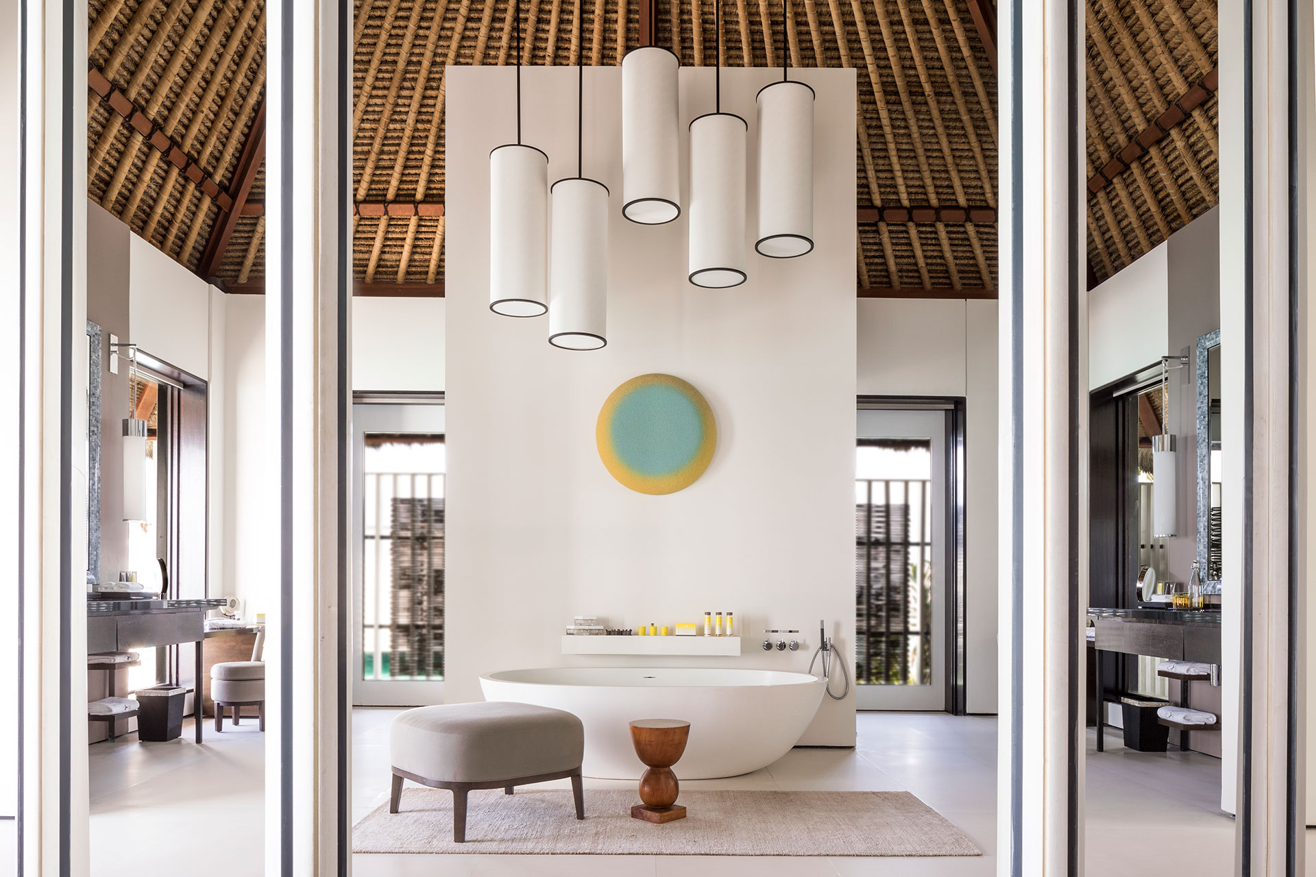 Blick in grossen Badezimmer mit Badewanne