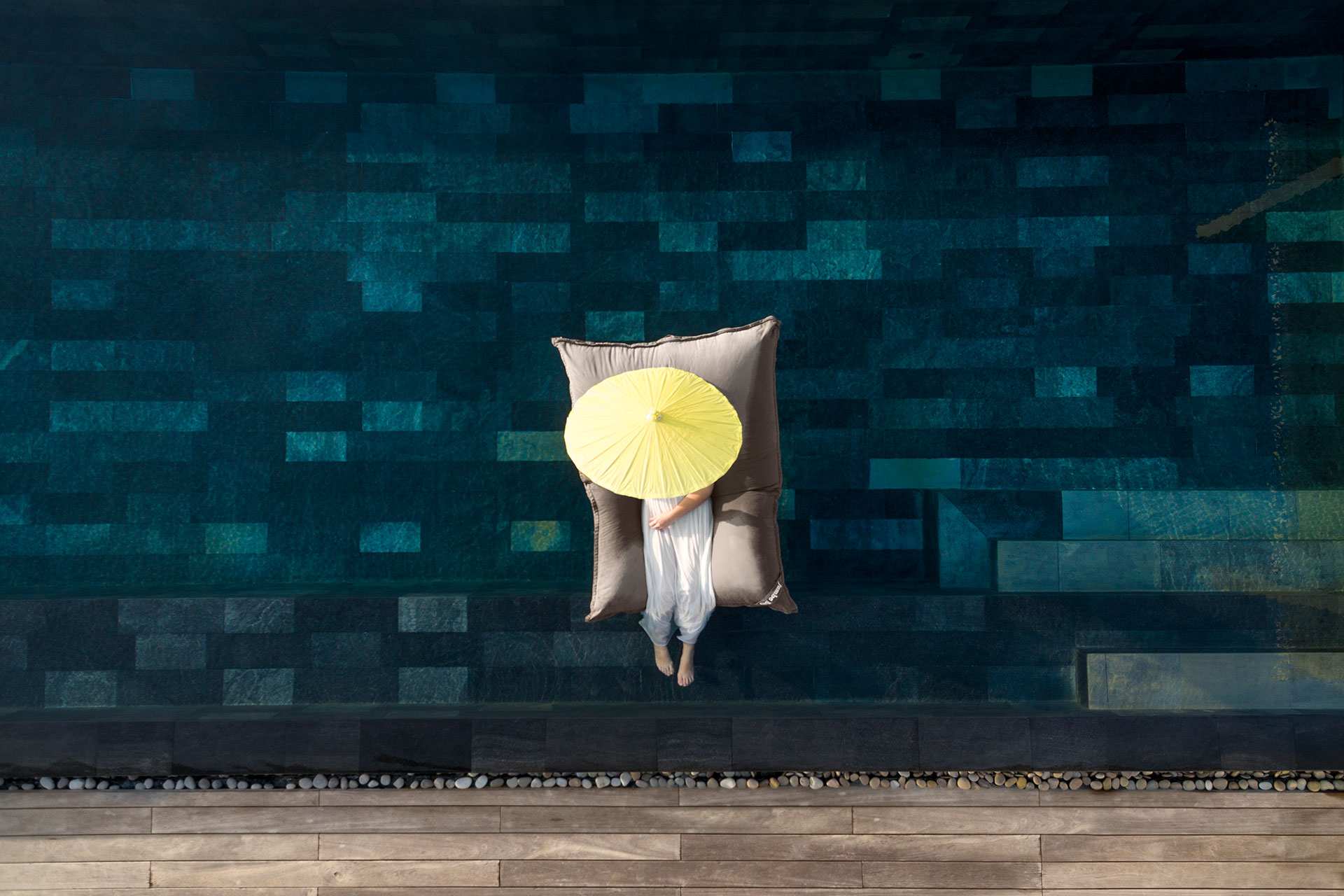 Frau liegt auf Schwimmkissen in Pool