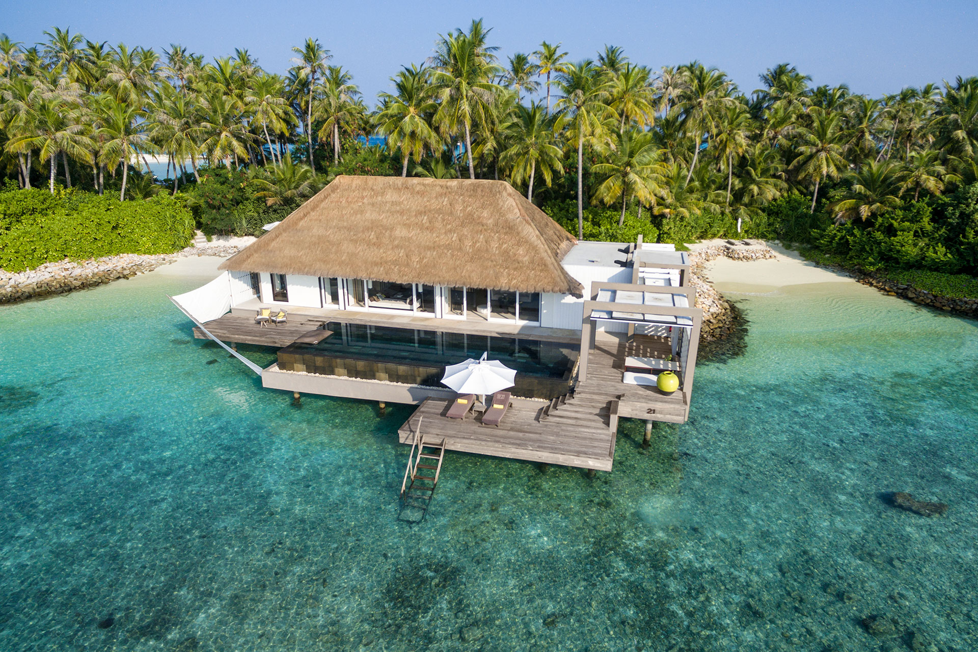 Luxusvilla auf Stelzen mit Strandzugang