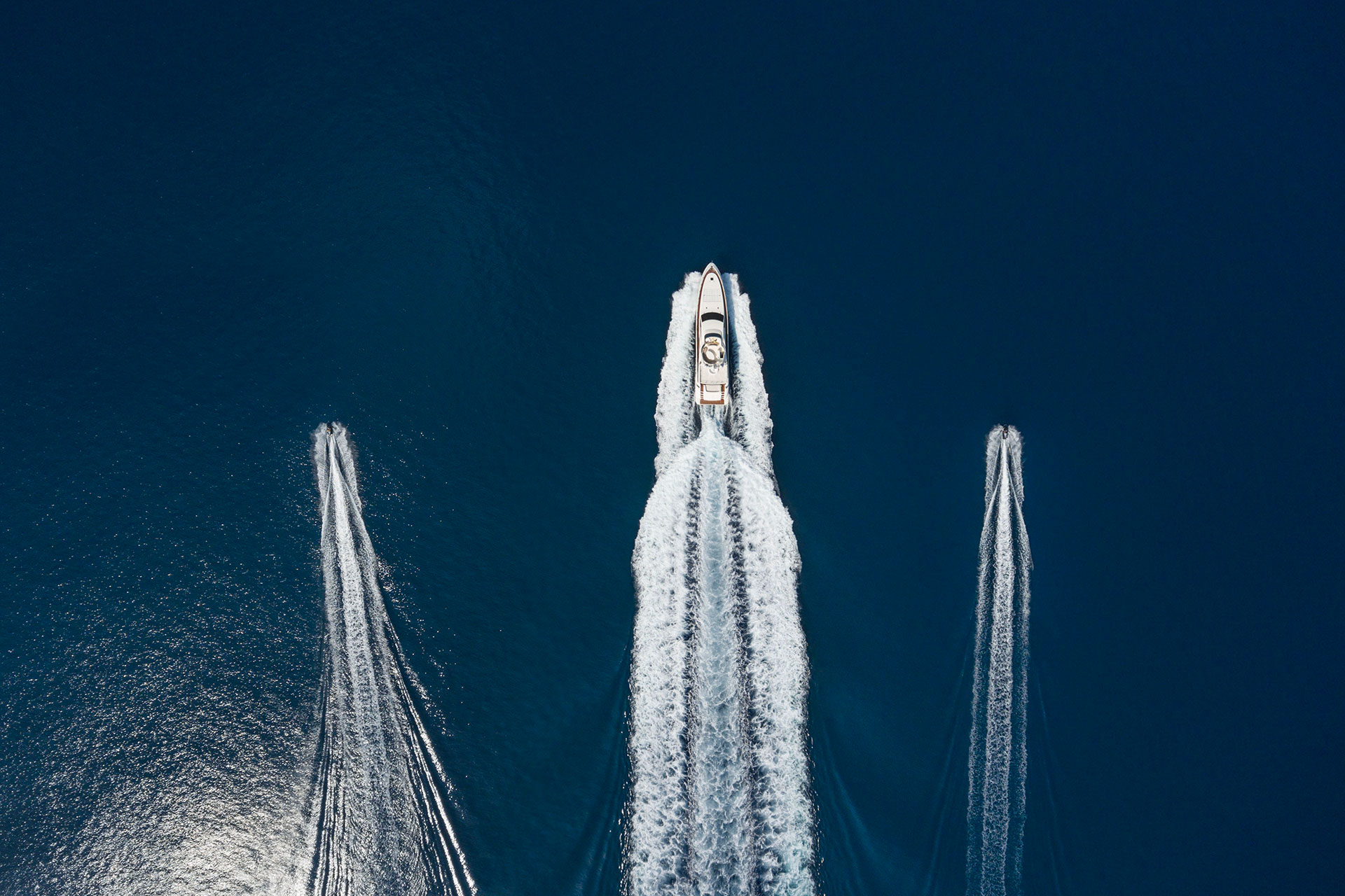 Motorboote auf dem Meer von oben
