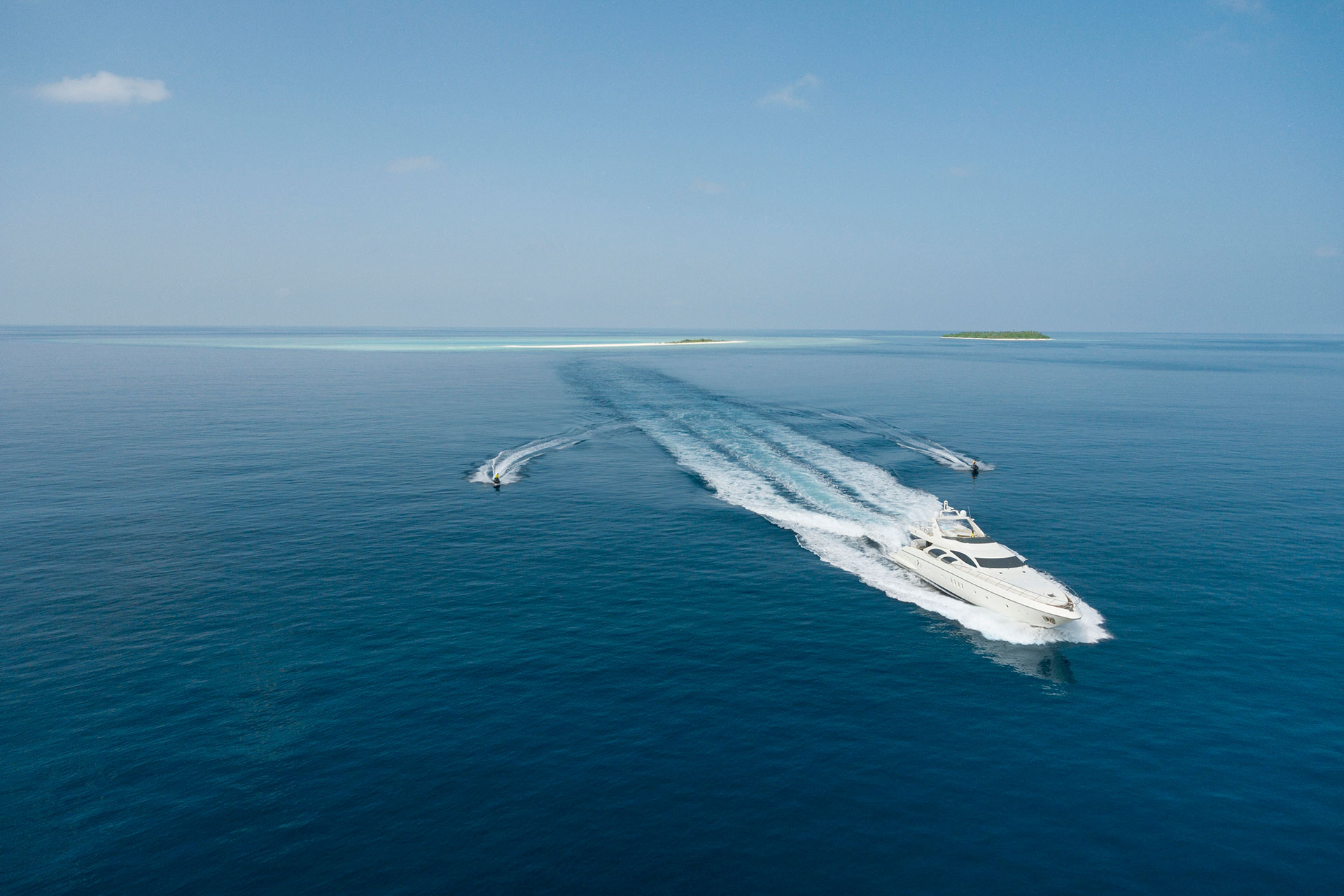 Motorboot zieht zwei Jet Ski Fahrer