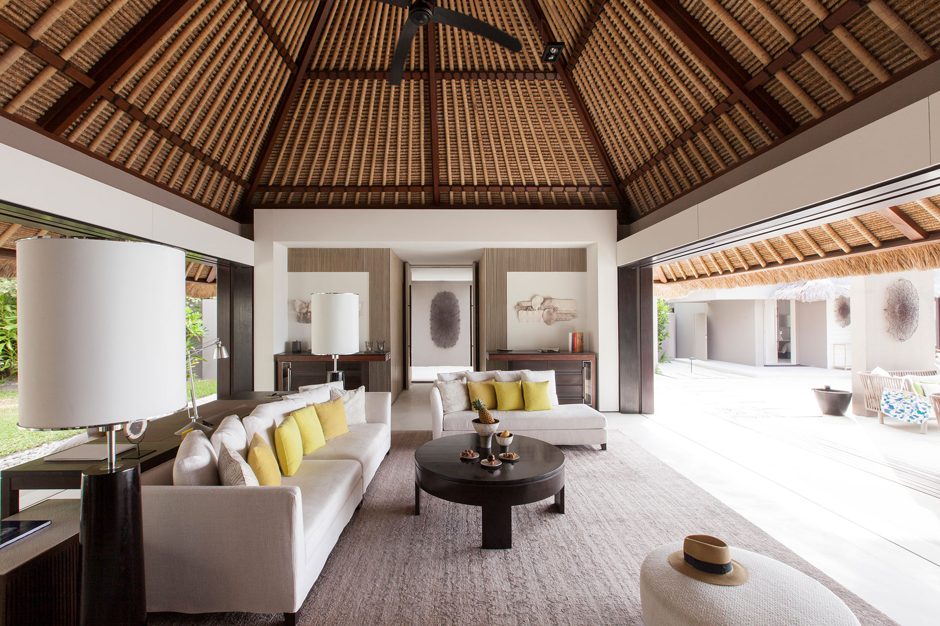 Sitzlounge mit offenem Panoramafenster