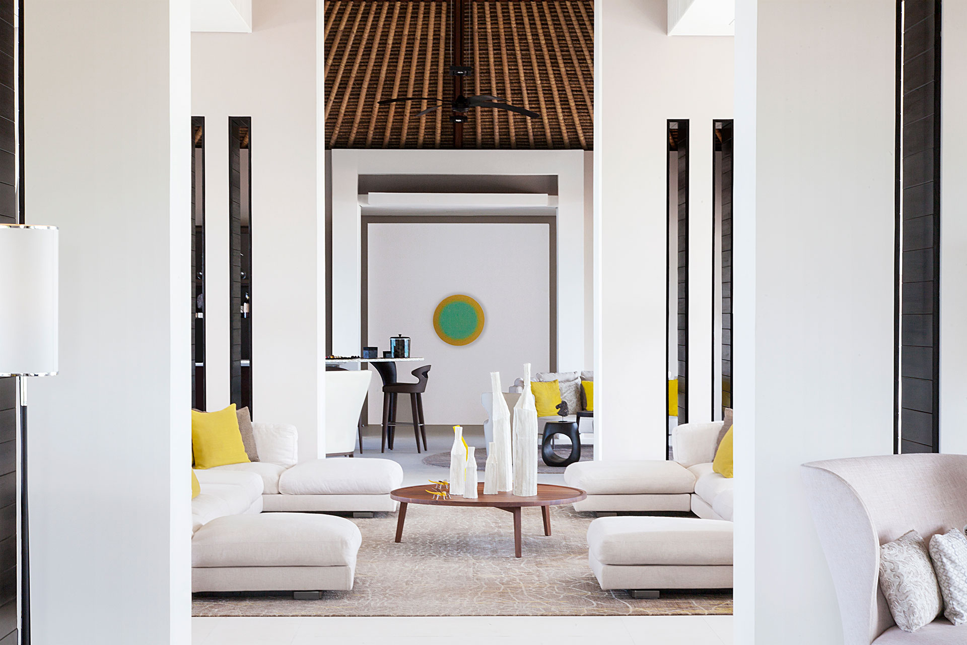 Wohnzimmer mit weiß gelbem Interieur