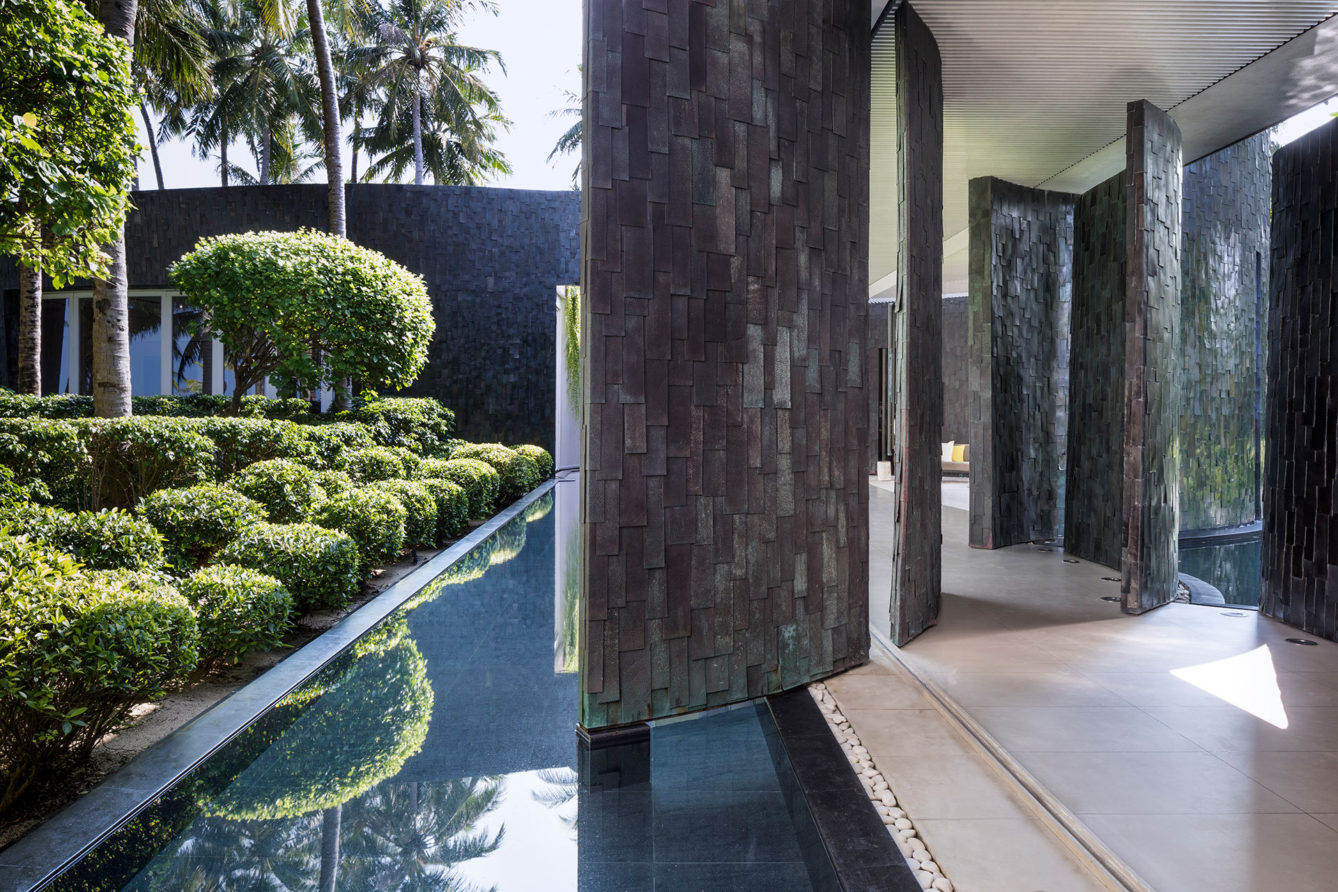 Angelegter Tropengarten mit Zierwassergraben entlang Korridor