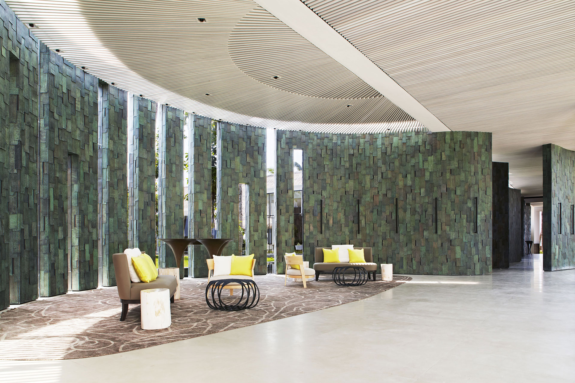 Moderne Sitzlounge mit steinernem Boden und Wänden