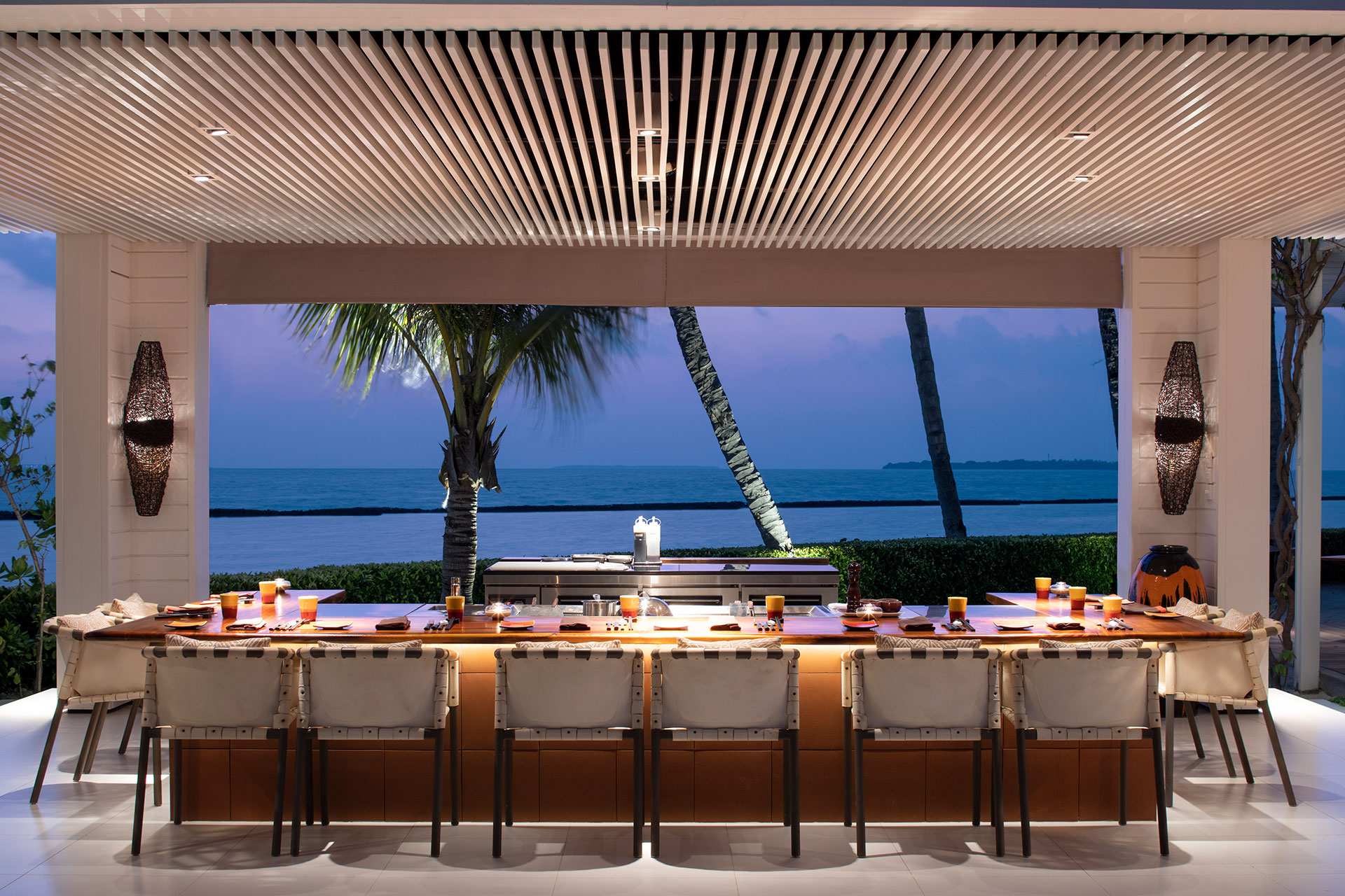 Festlich gedeckte Tafel für mehrere Personen