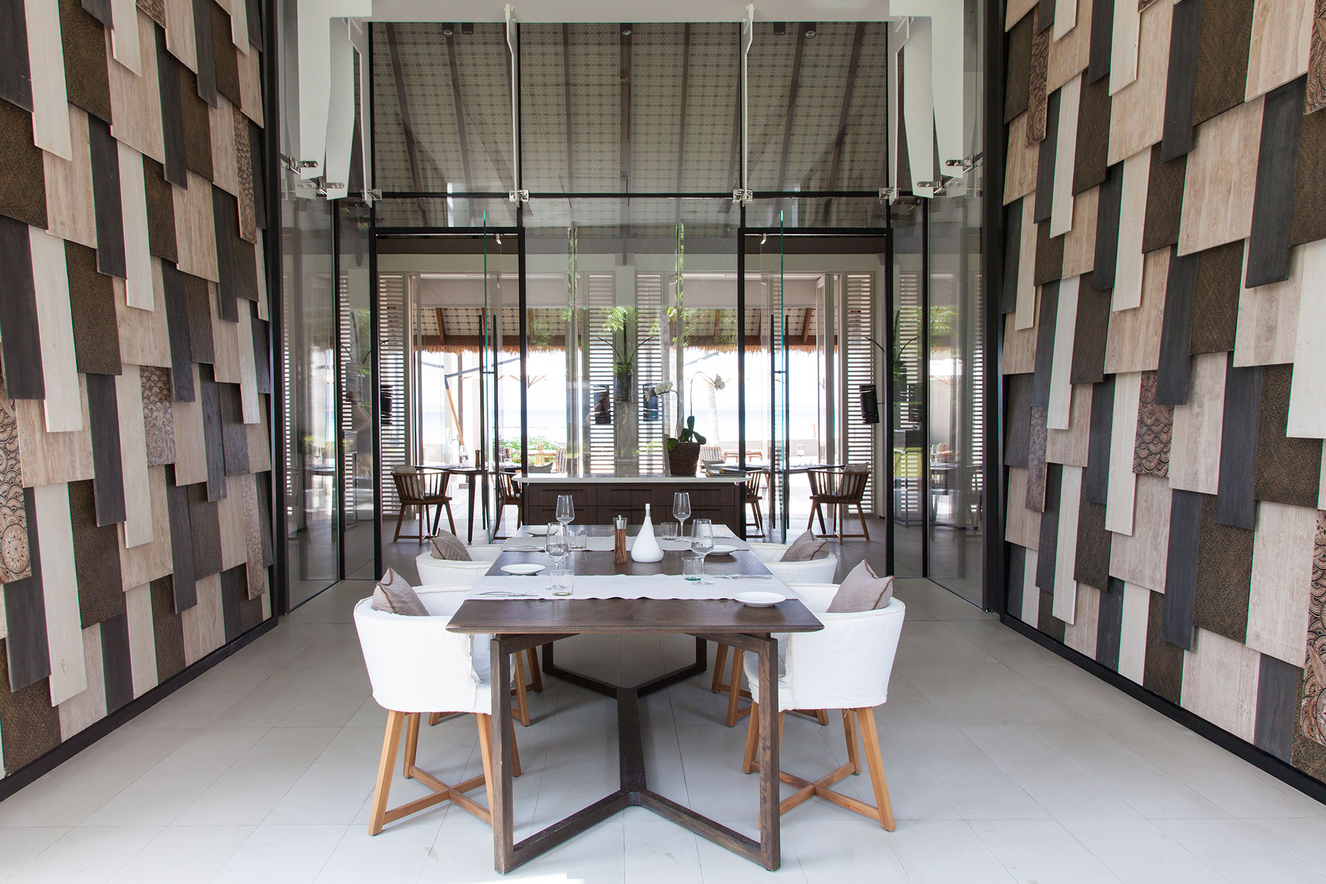 Elegant vertäfelter Raum mit Esstisch