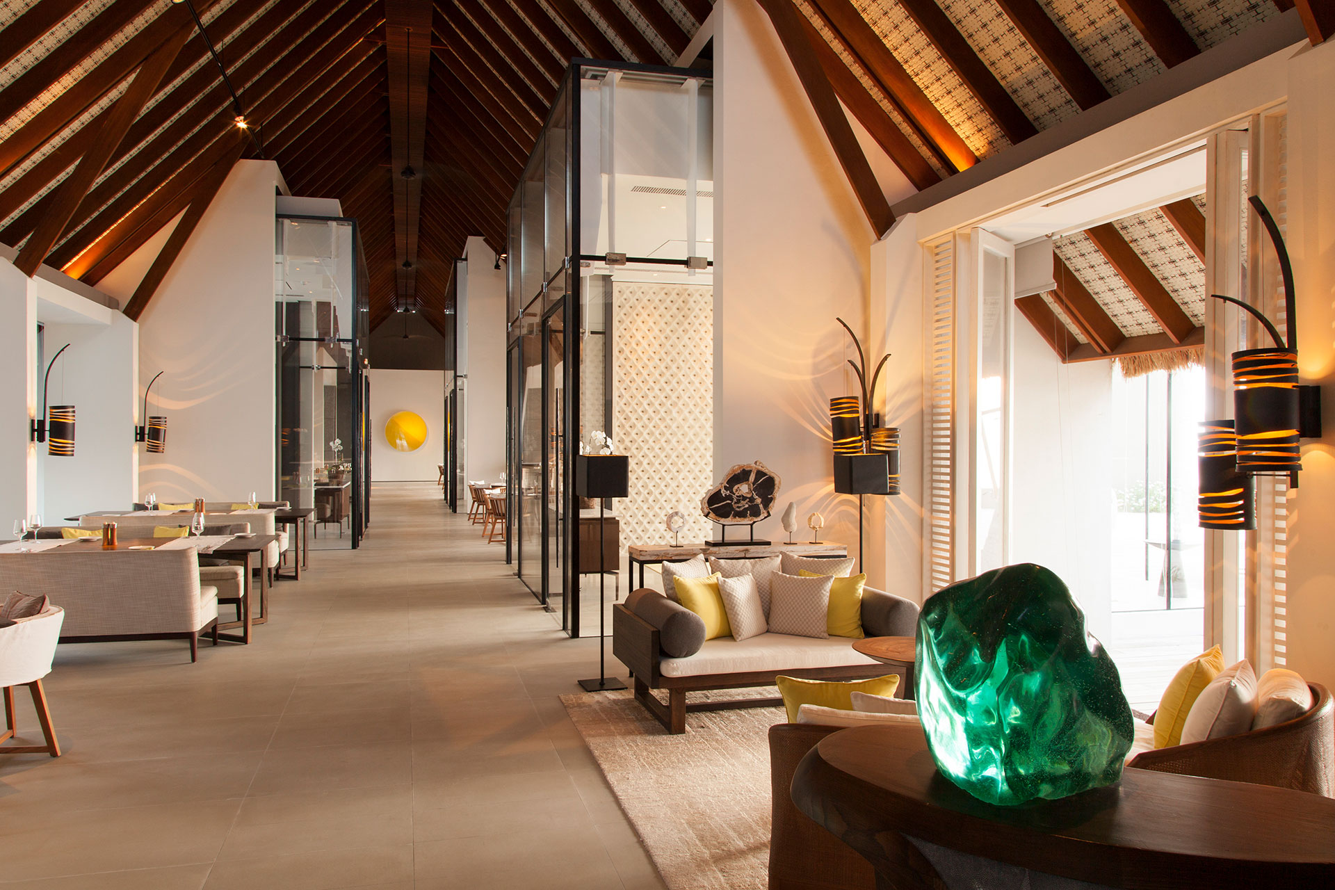 Edles Restaurant mit Esstischen und Sitzlounge