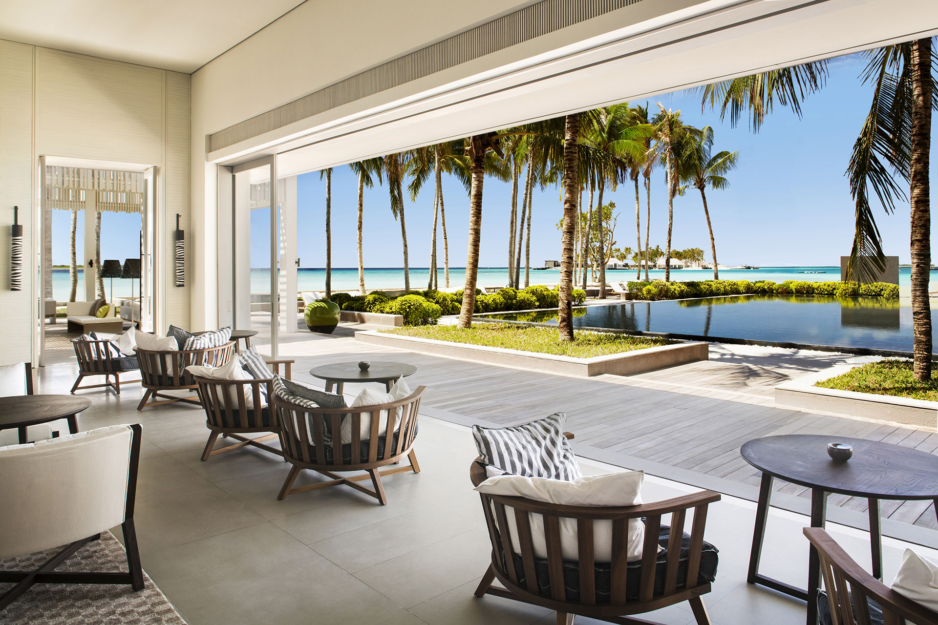 Innenbereich einer Sitzlounge mit Panoramablick