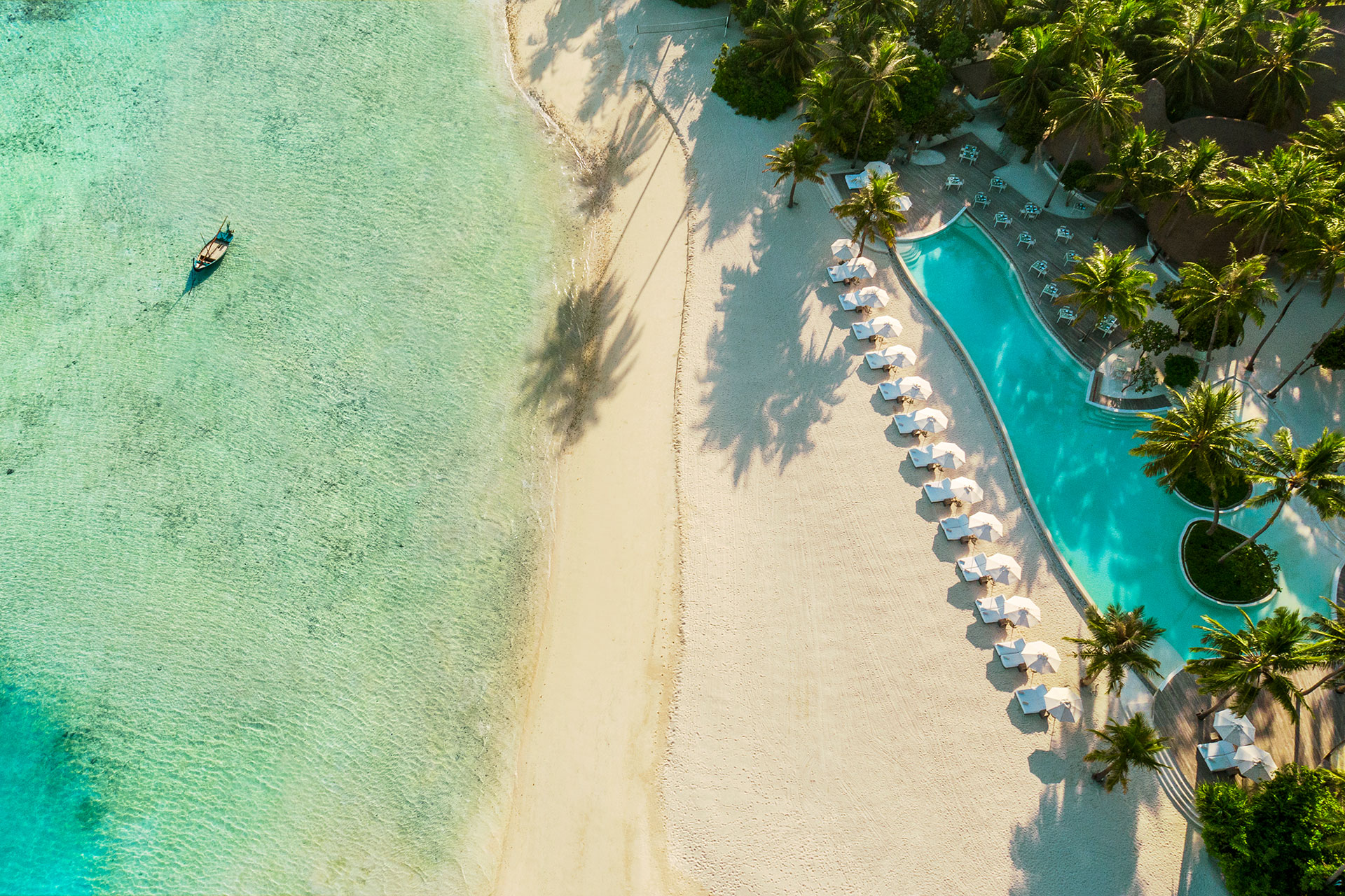 Strandabschnitt mit Hauptpool aus Vogelsperspektive