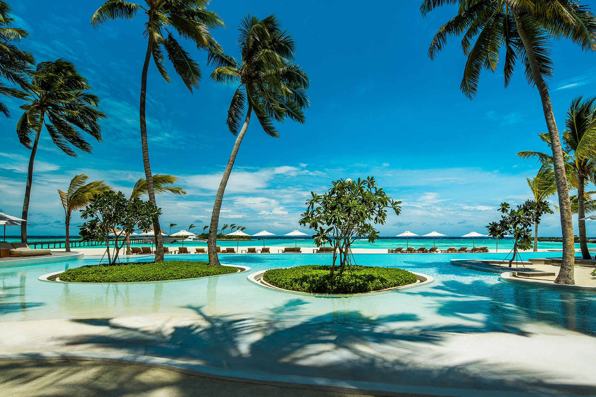 Großer Pool mit tropisch bepflanzten Inseln