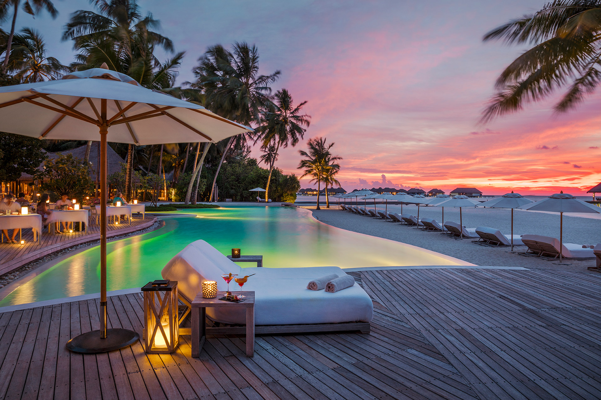 Beleuchteter Strandpool im Sonnenuntergang