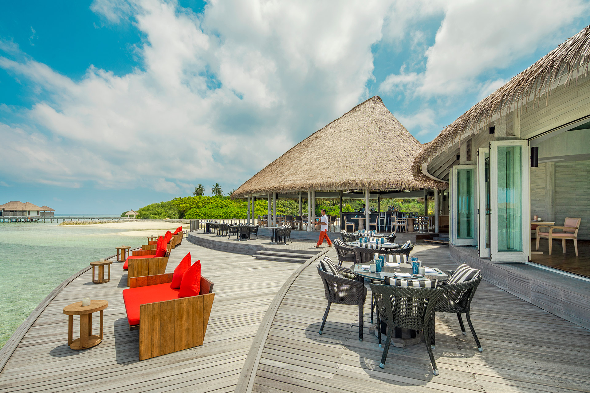 Aussendeck eines Restaurants über dem Meer