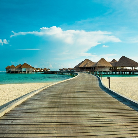 Holzsteg zu einigen Villen auf dem Meer