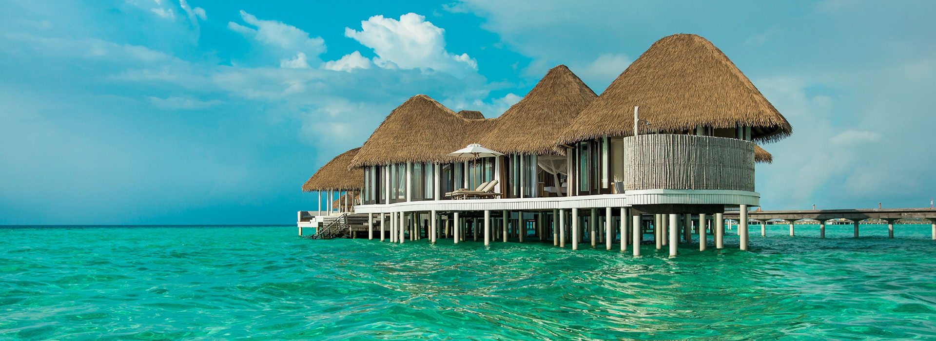 Wasservilla auf Stelzen im Meer