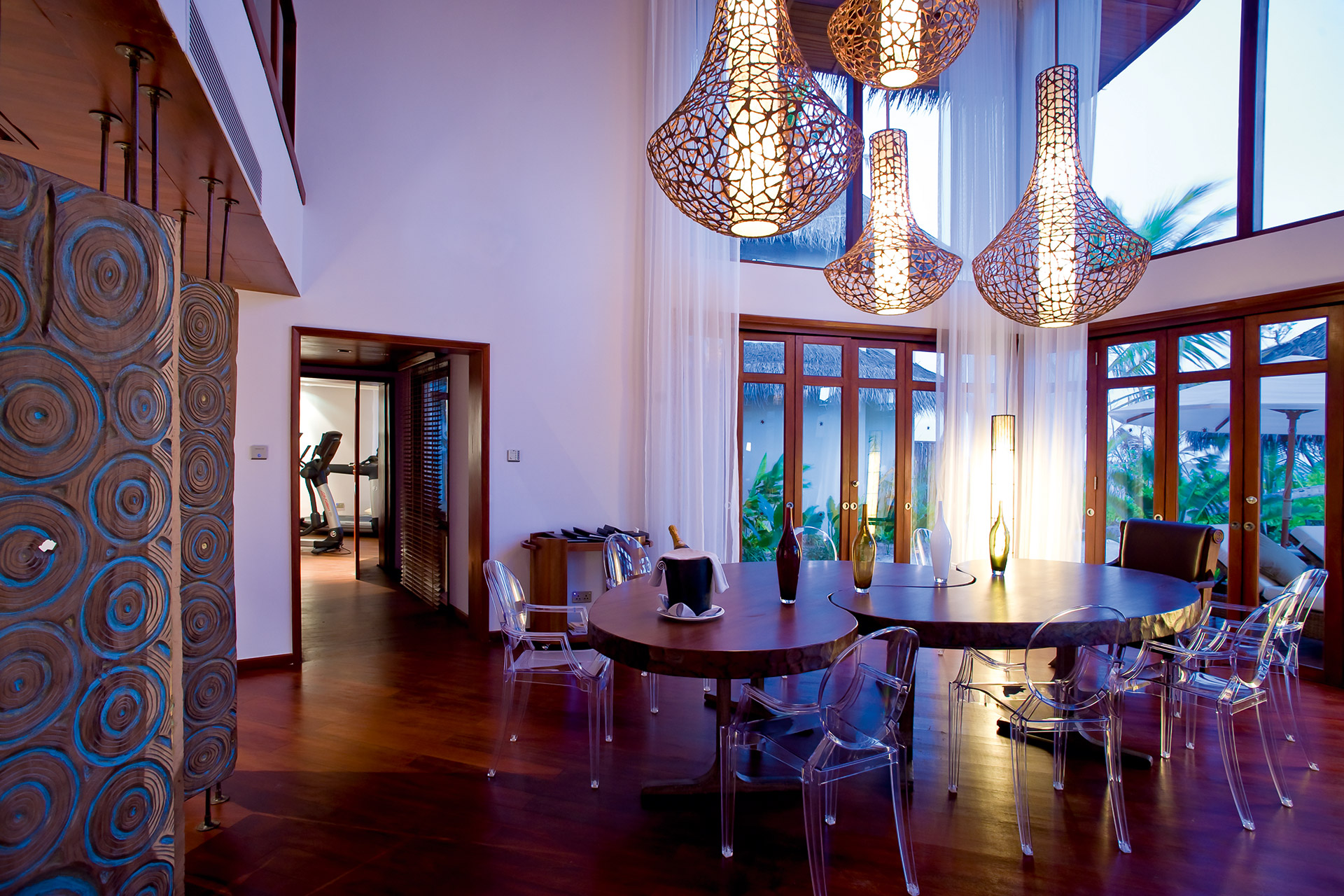 Luxuriöser Essbereich in hohem Raum