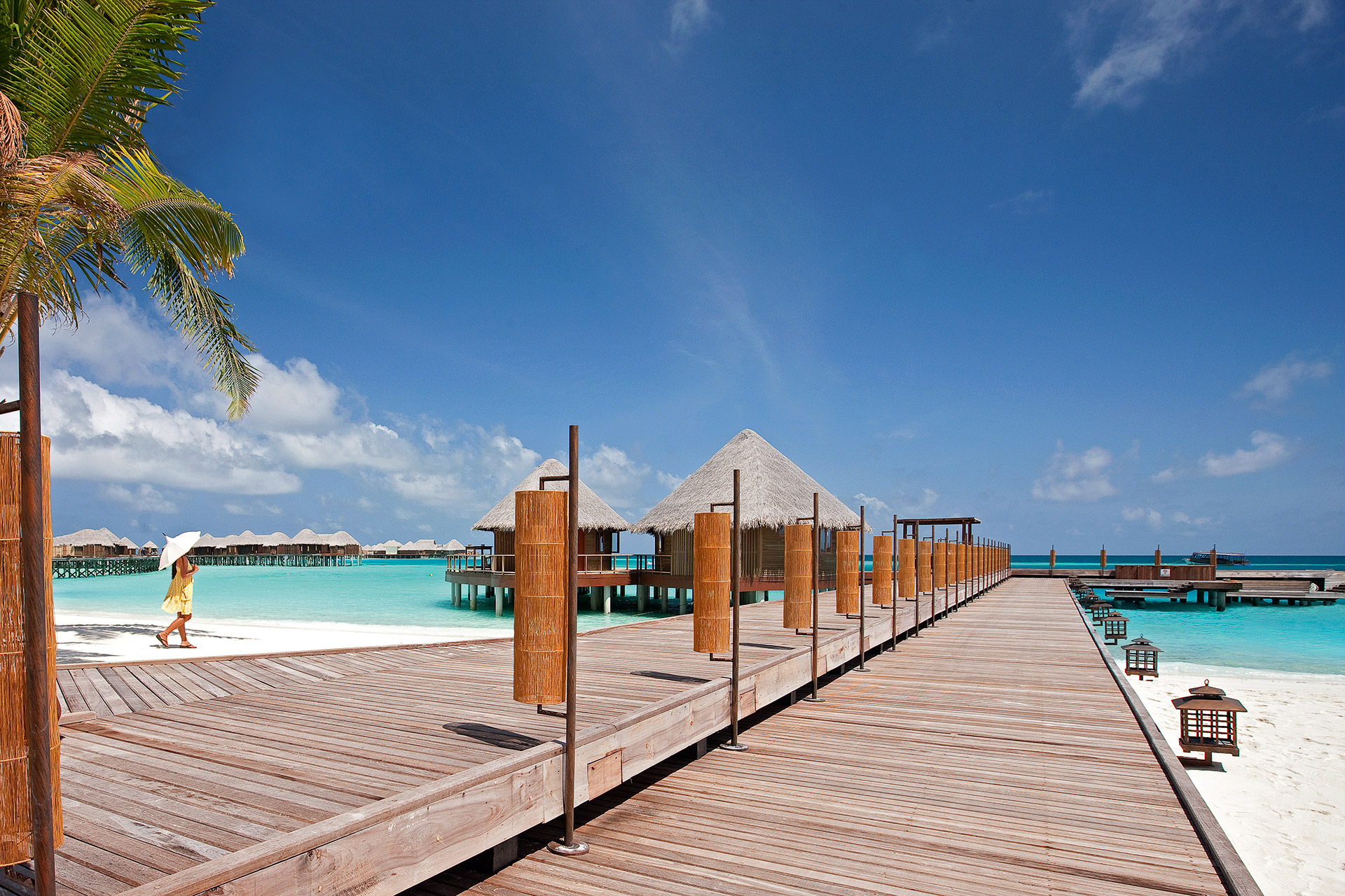 Langer Holzsteg führt zu Gebäuden über Wasser