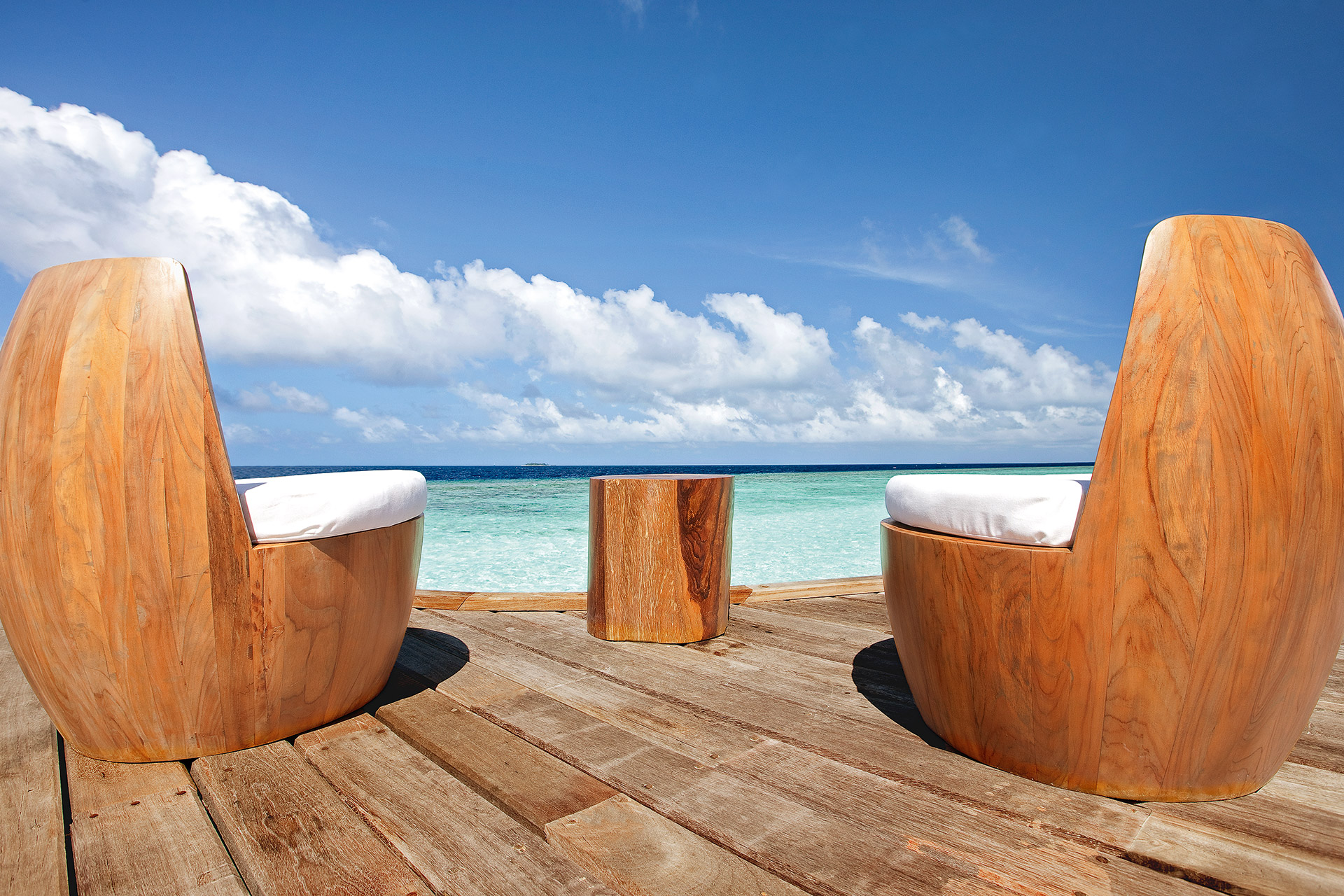 Zwei Designer Holzsessel mit Meerblick