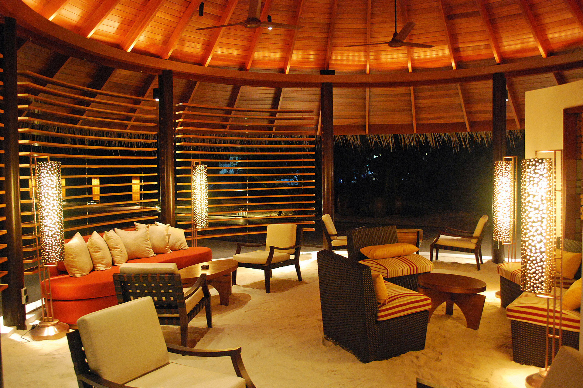 Beleuchtete Lobby mit Sitzlounge