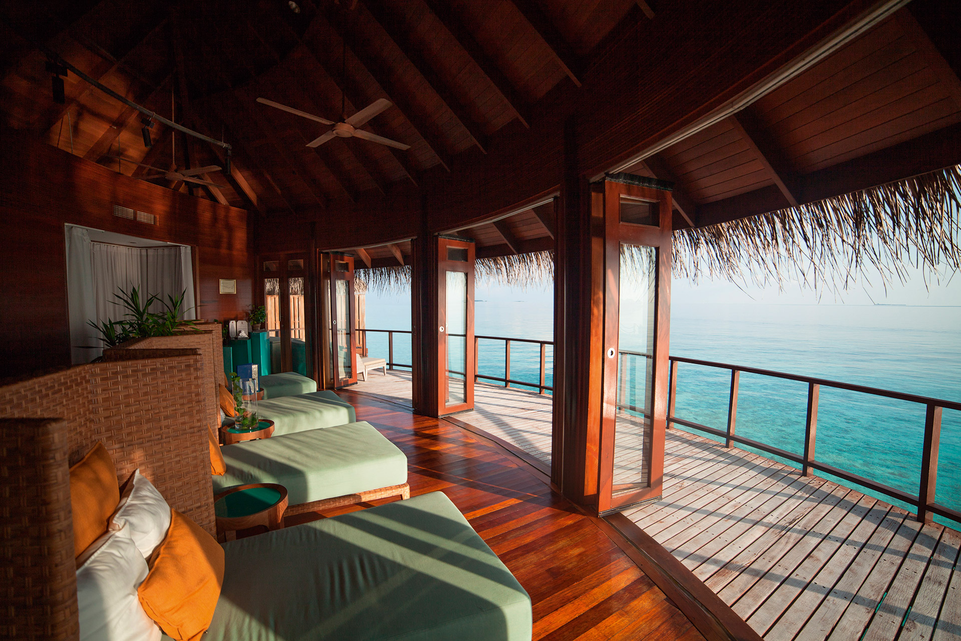 Überdachte Ruhezone im Spa mit Meerblick