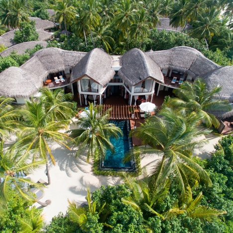 Mehrstöckige Strandvilla unter Palmen