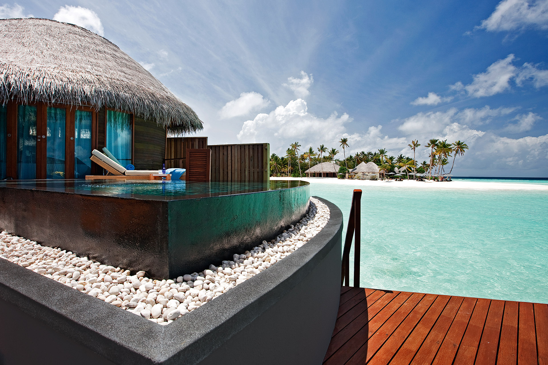 Blick über Pool einer Wasservilla