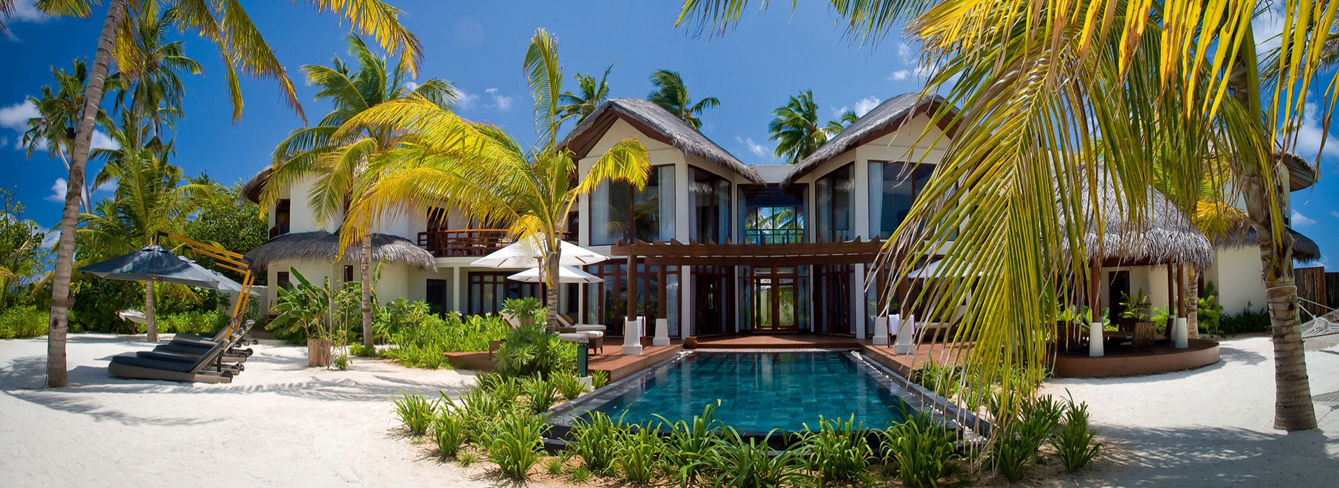 Mehrstöckige Strandvilla mit Pool