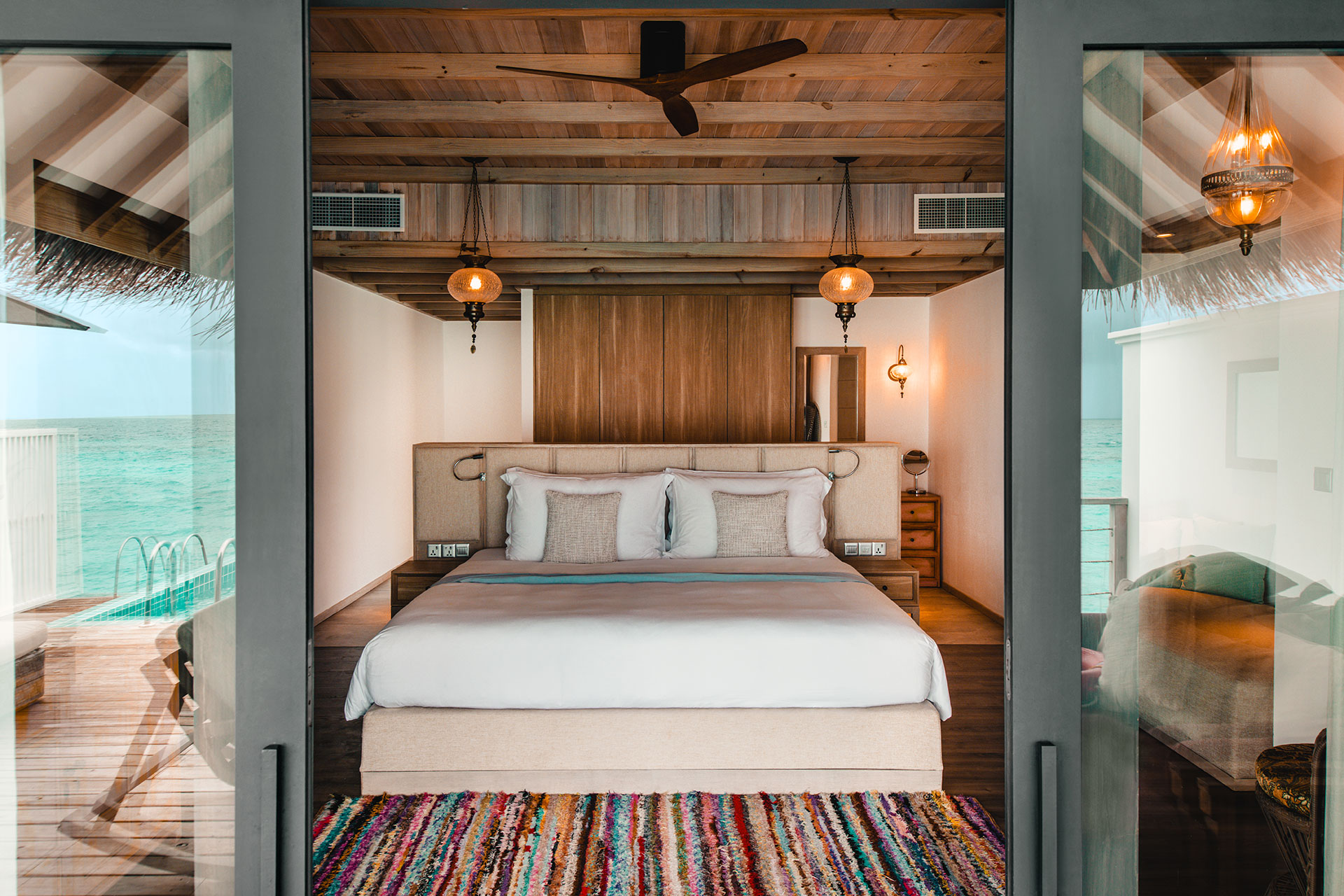 Blick in Schlafzimmer einer Wasservilla