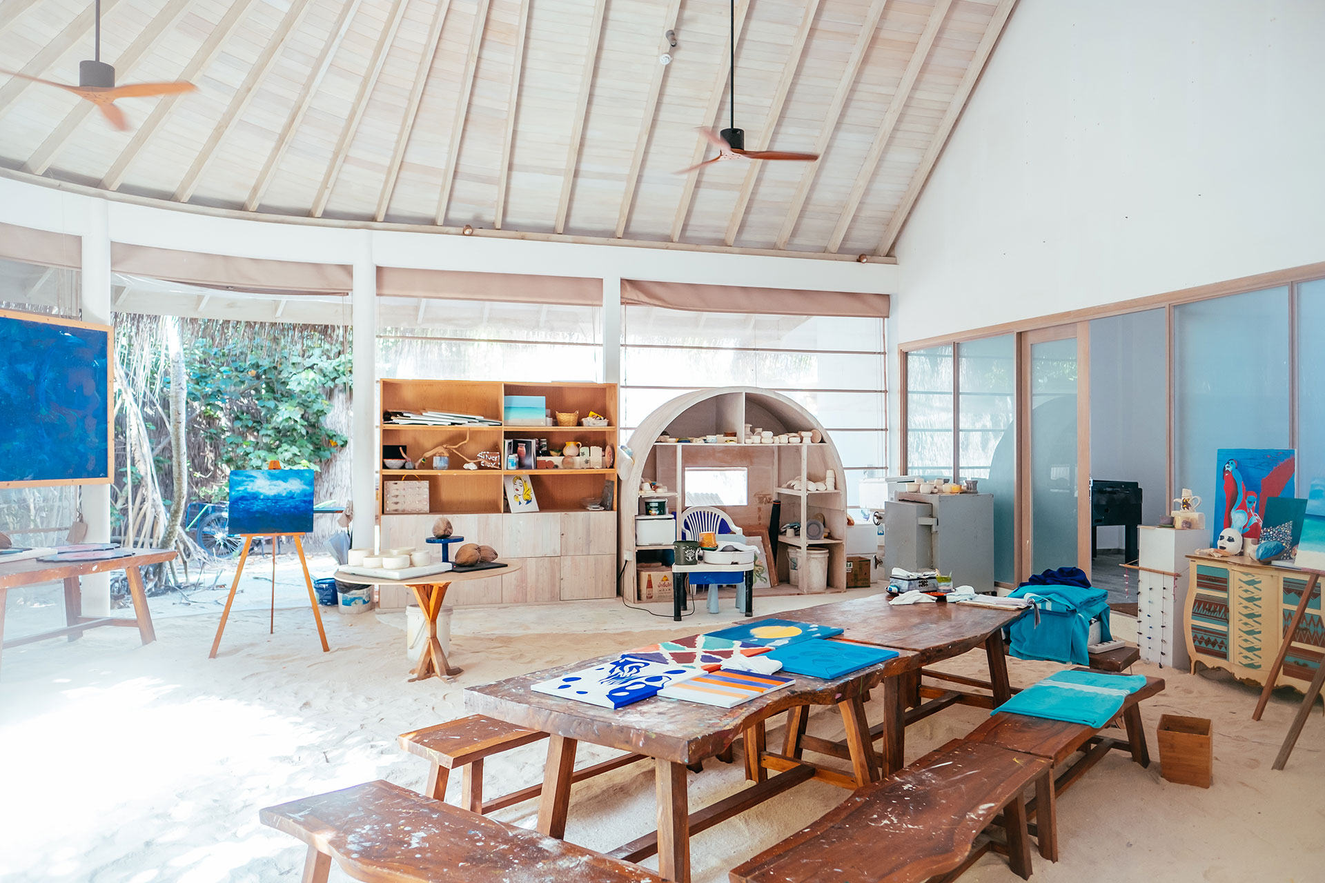 Kinderspielbereich mit vielen Spielzeugen