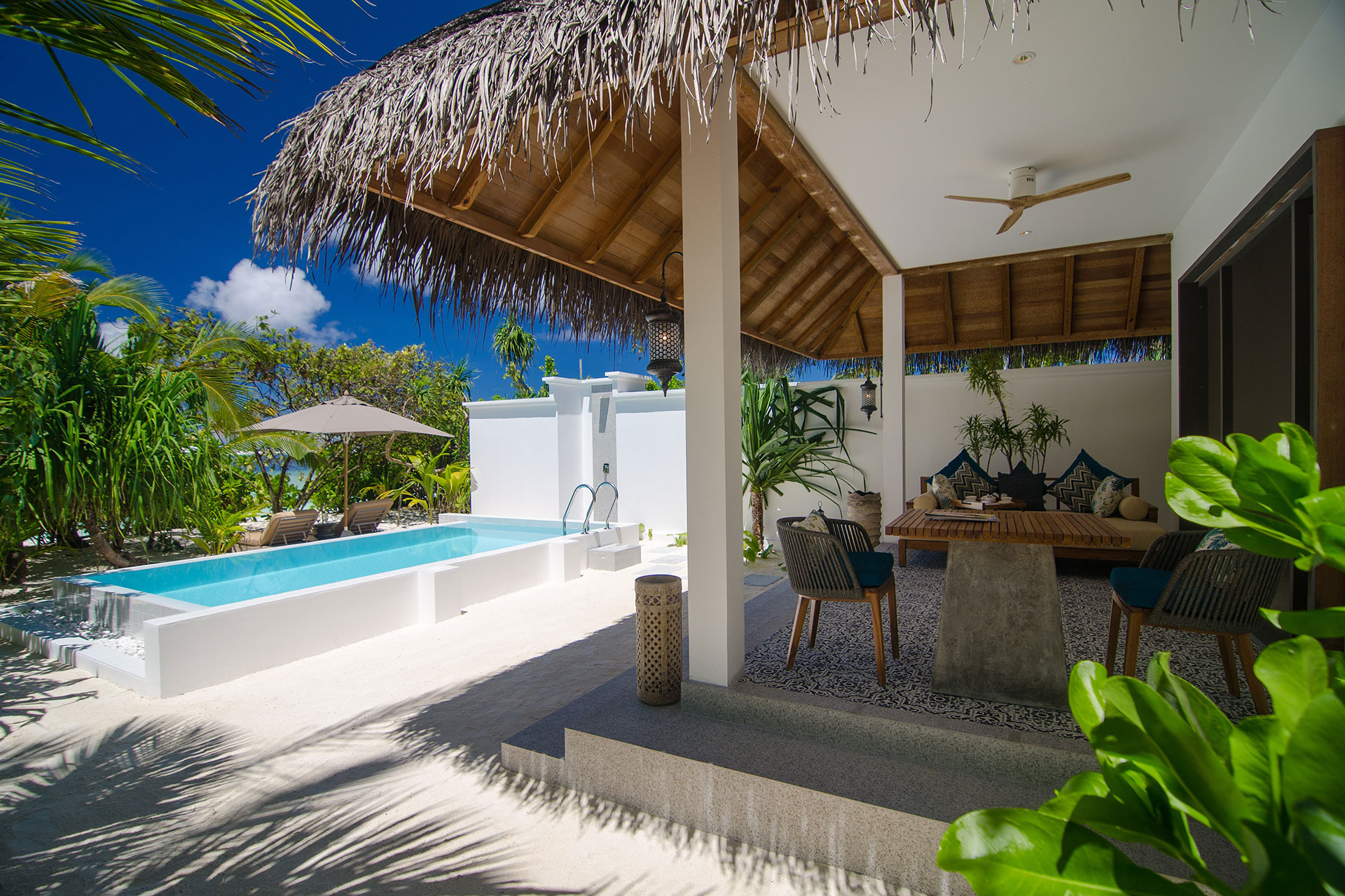 Garten und Terrasse einer Strandvilla