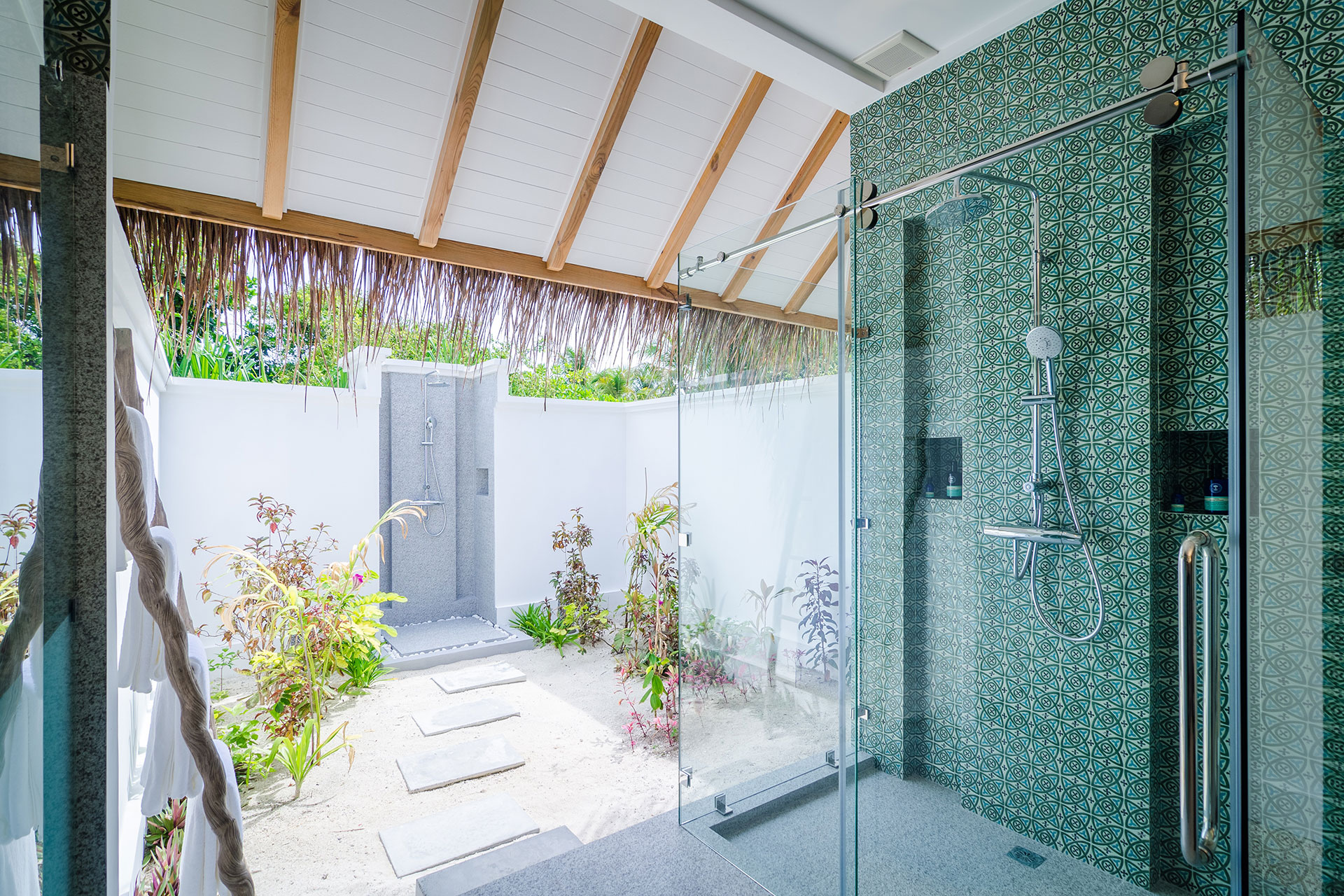 Edel desigtes Badezimmer mit Freiluft-Regendusche