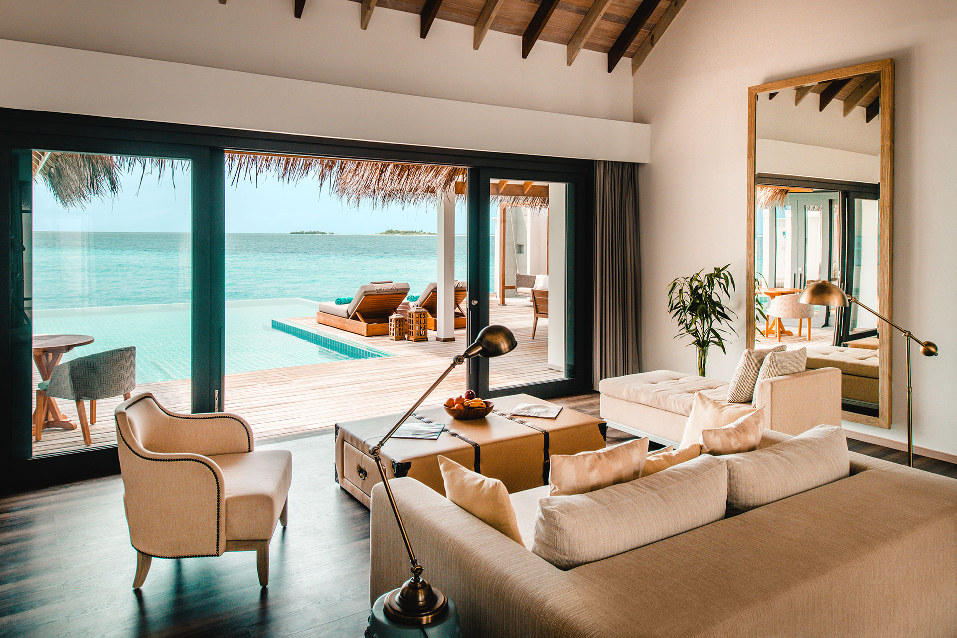 Modern eingerichteter Wohnbereich einer Wasservilla