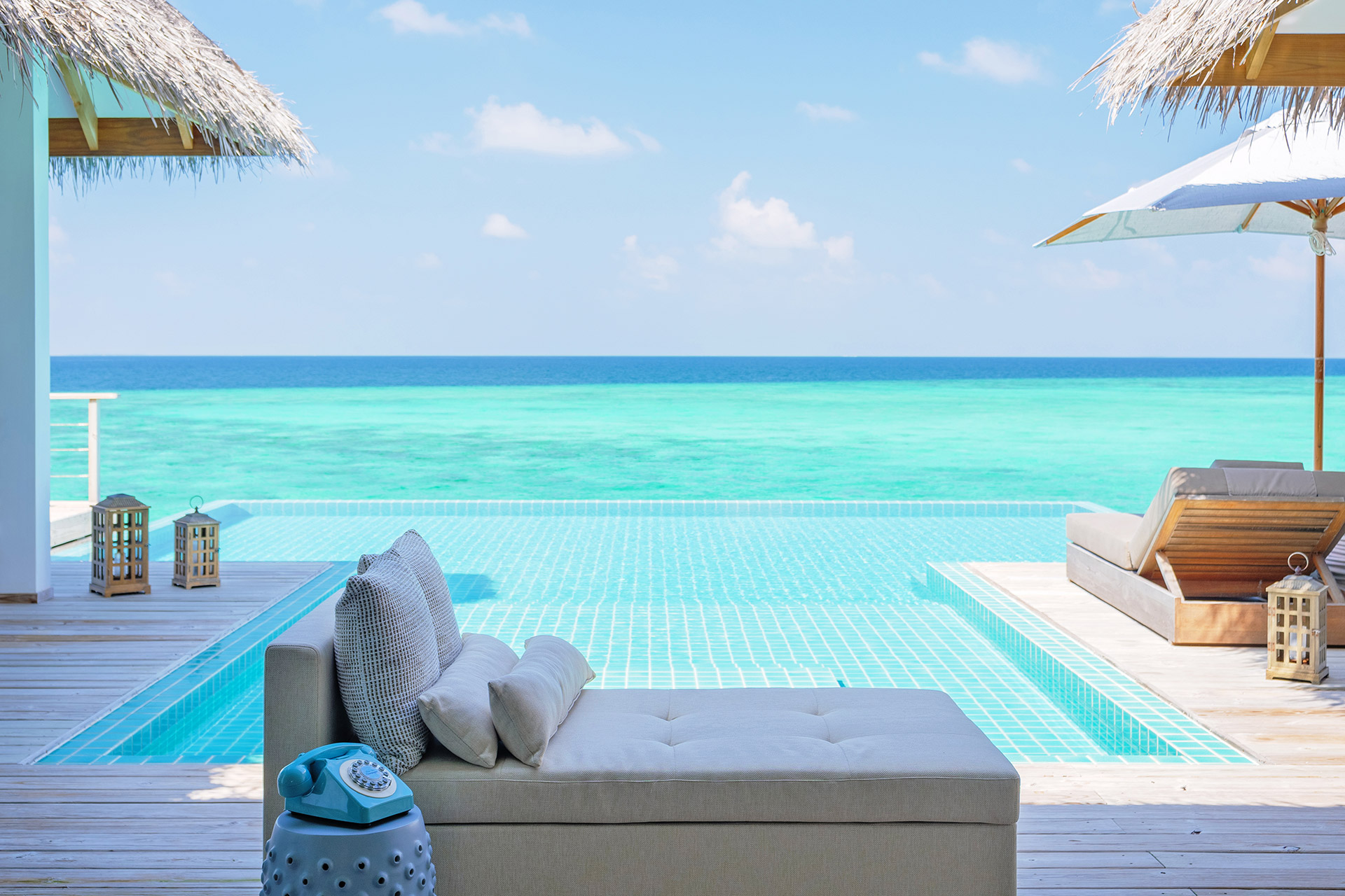 Tagesbett vor einem Villa Pool