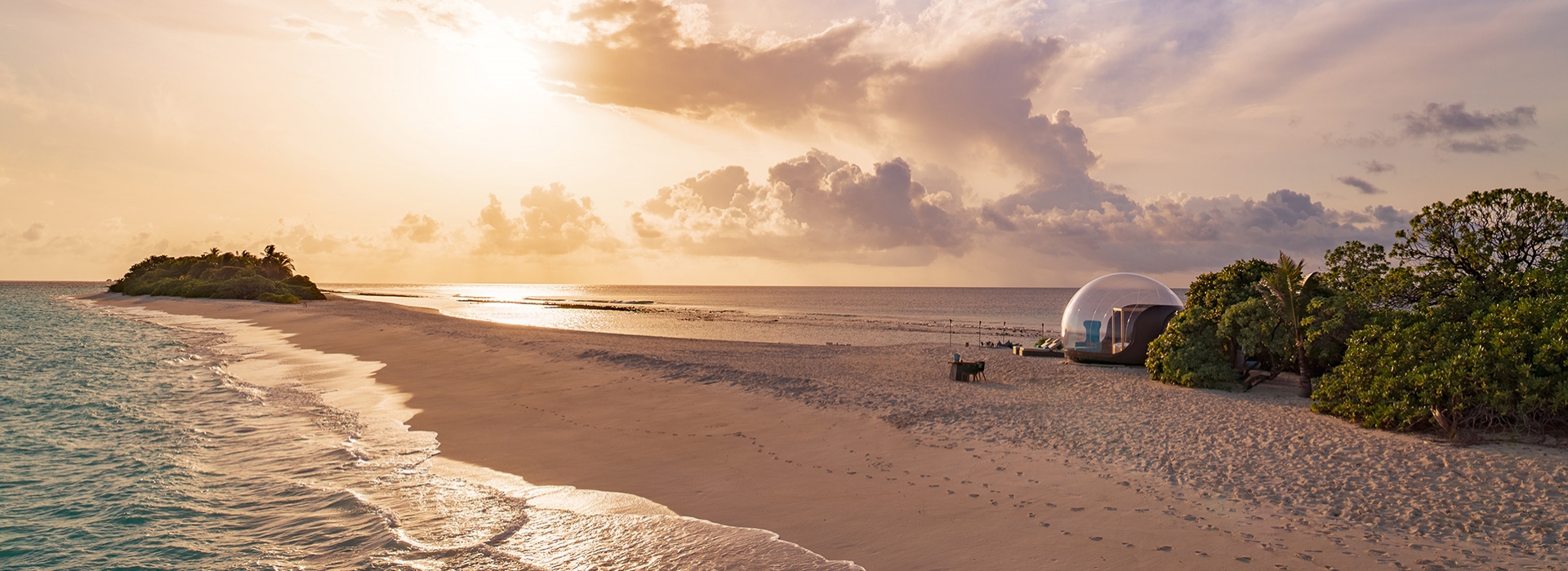 Lange Sandbank im maledivischen Sonnenuntergang