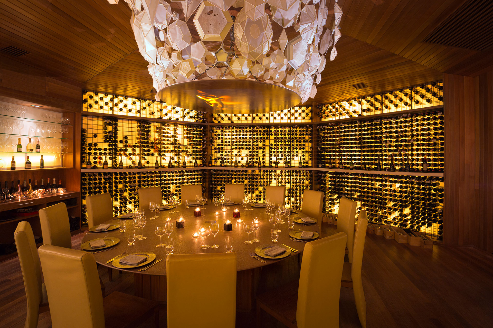 Gedeckte Tafel in edlem Weinkeller