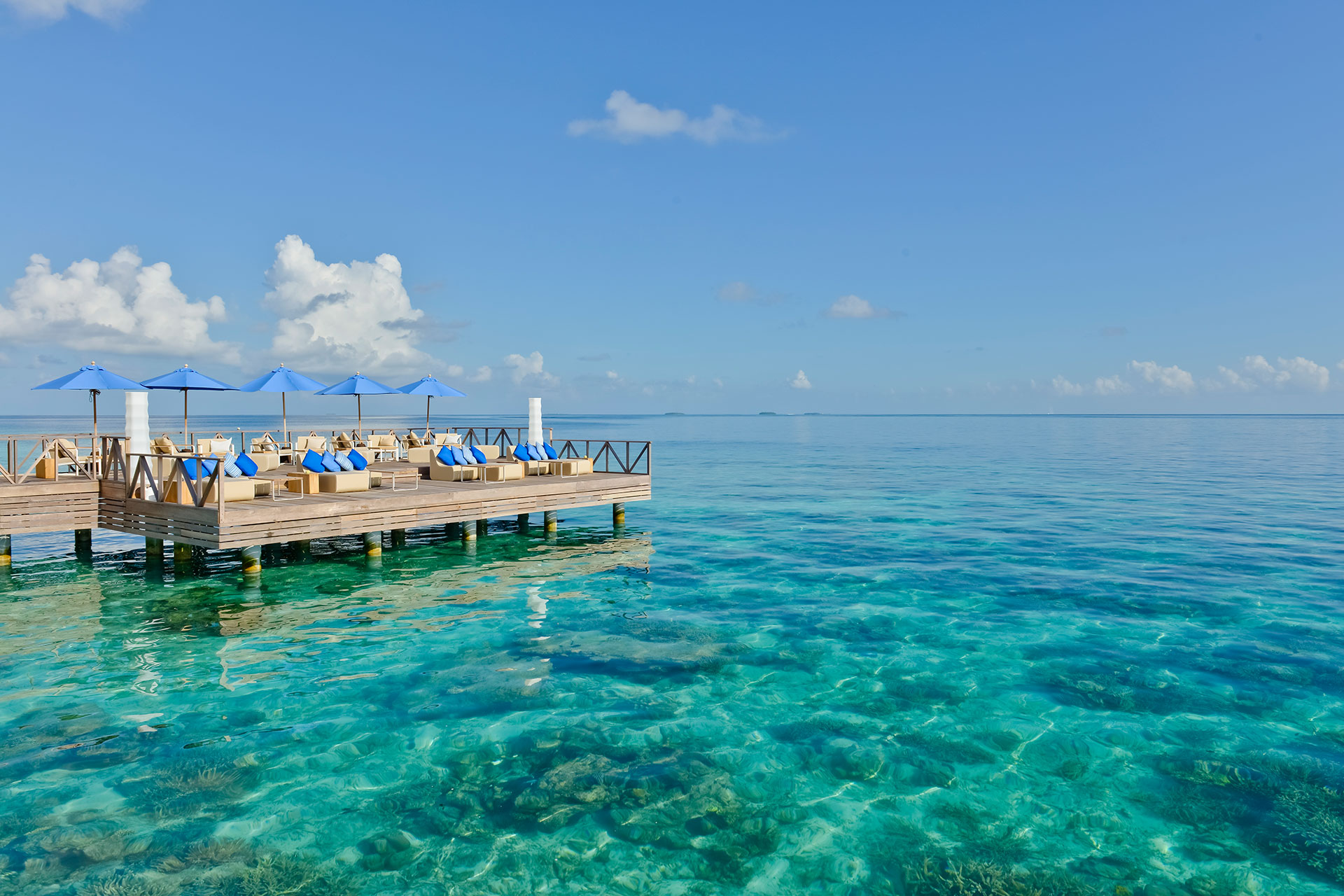 Bar auf Steg über einer Lagune