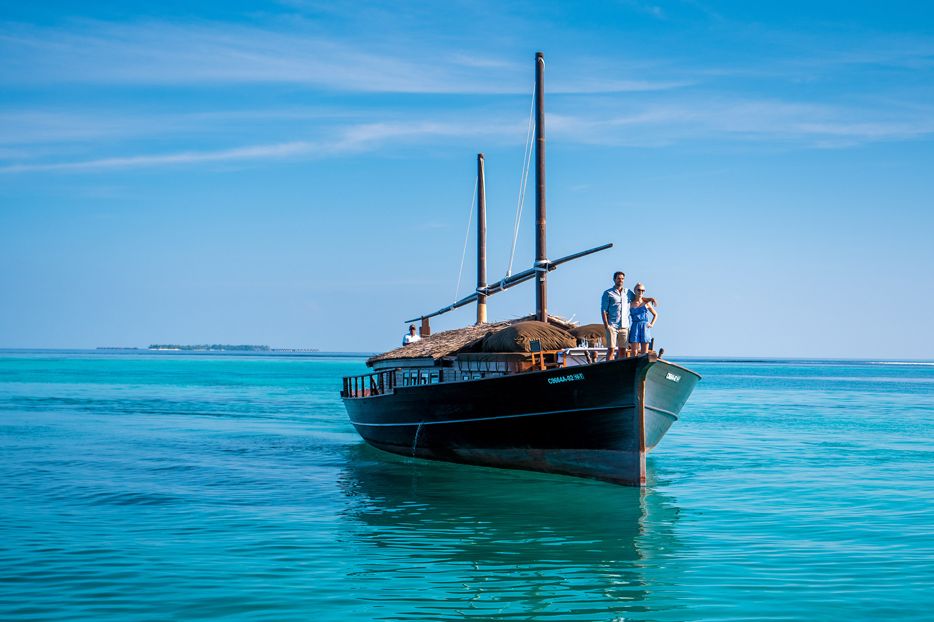Paar steht auf Bug eines Fischerbootes