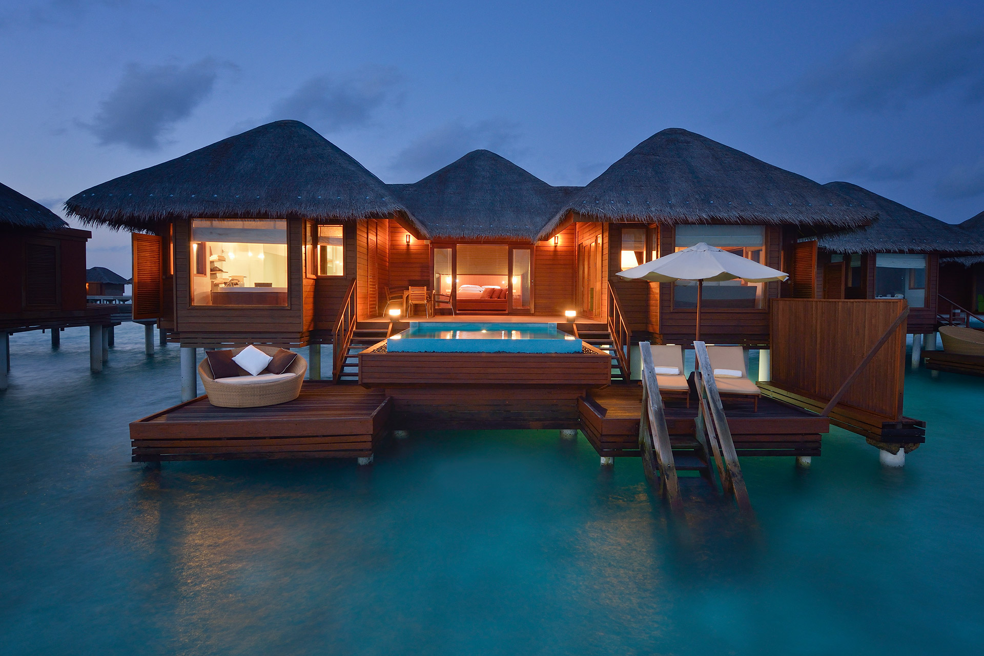 Frontaler Blick auf Villa mit Pool