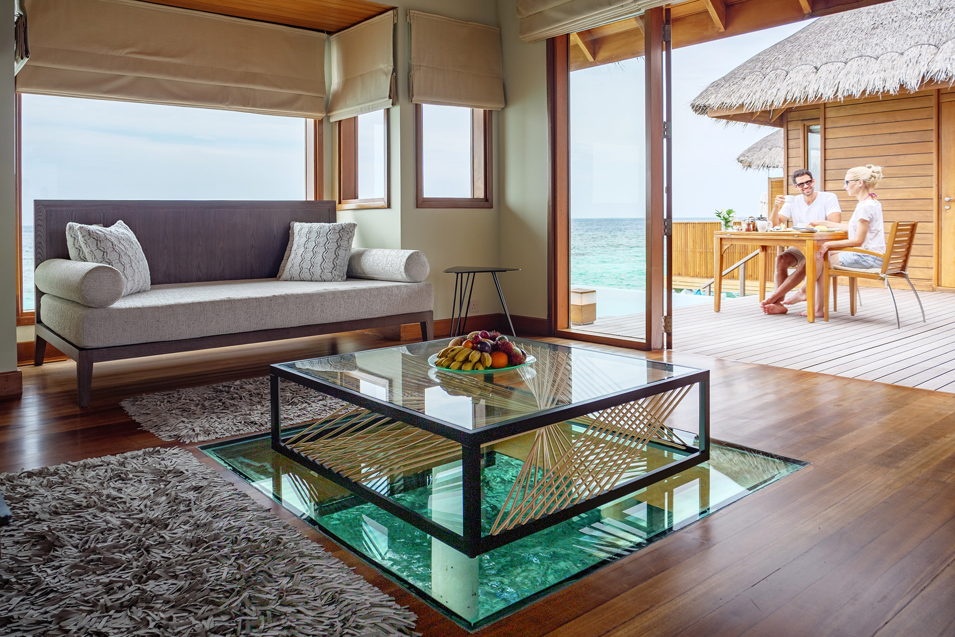 Blick aus Wohnzimmer auf Wasservilla Terrasse